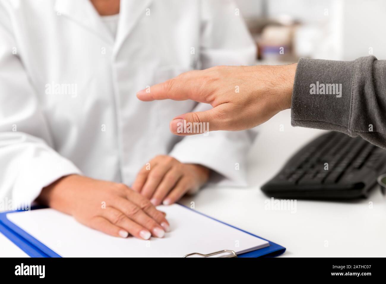 Mann, der seine zitterige Hand an der Klinik zeigt, Konzeptzither, parkinson und Stress, Körperteil Stockfoto