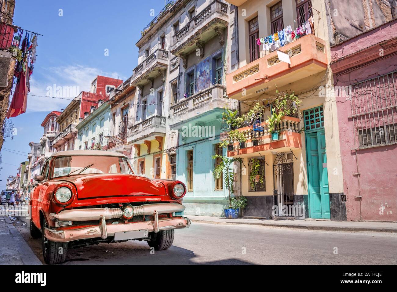 Oldtimer-rot-amerikanisches Auto in einer farbenfrohen Straße von Havanna, Kuba. Stockfoto