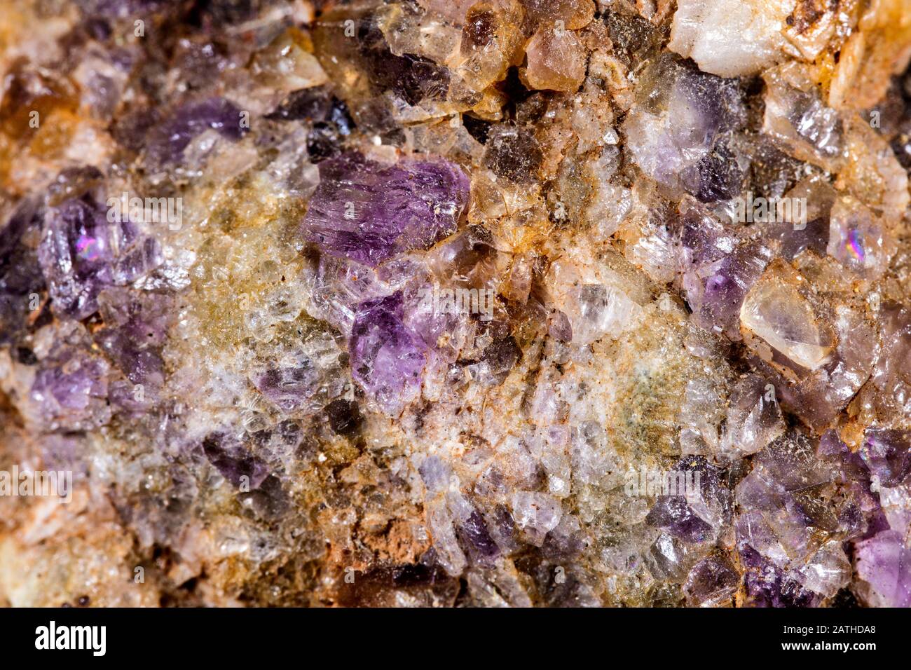 Nahaufnahme von Fluorit-Mineral-Stein auf Matrix, Musterhintergrund mit Details zur Mineralogie Stockfoto