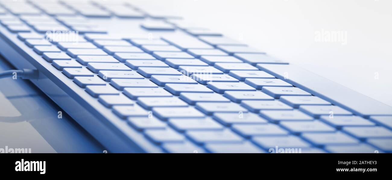 Nahansicht der Computertastatur in blauer Farbe. Weicher Fokus in der Bildmitte. Nützliches horizontales Banner. Stockfoto
