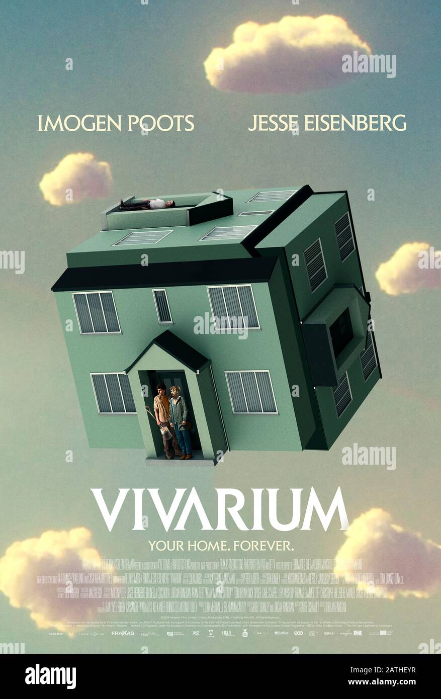 Vivarium (2019) unter der Regie von Lorcan Finnegan und mit Jesse Eisenberg, Imogen Poots und Jonathan Aris in den Hauptrollen. Ein Paar, das sein erstes Haus kauft, verliert sich in einer surrealen Wohnanlage von Identikit-Häusern. Stockfoto