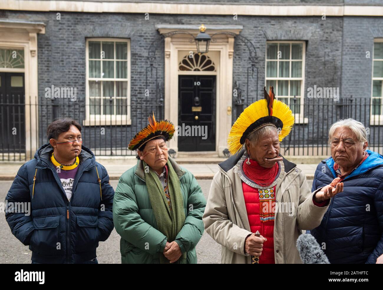 Indigene Führer Amazoniens (von links nach rechts) Dario Vitorio Kopenawa Yanomami, Davi Köffawa Yanomami, Raoni Metuktire, Und Megaron Txucarramae übergibt einen Brief an die 10 Downing Street, London, in dem er Premierminister Boris Johnson auffordert, die Taten von Brasiliens präsident Jair Bolsonaro zu verurteilen, weil er es versäumt hat, indigene Volksstämme im Regenwald Amazonas zu schützen. Stockfoto