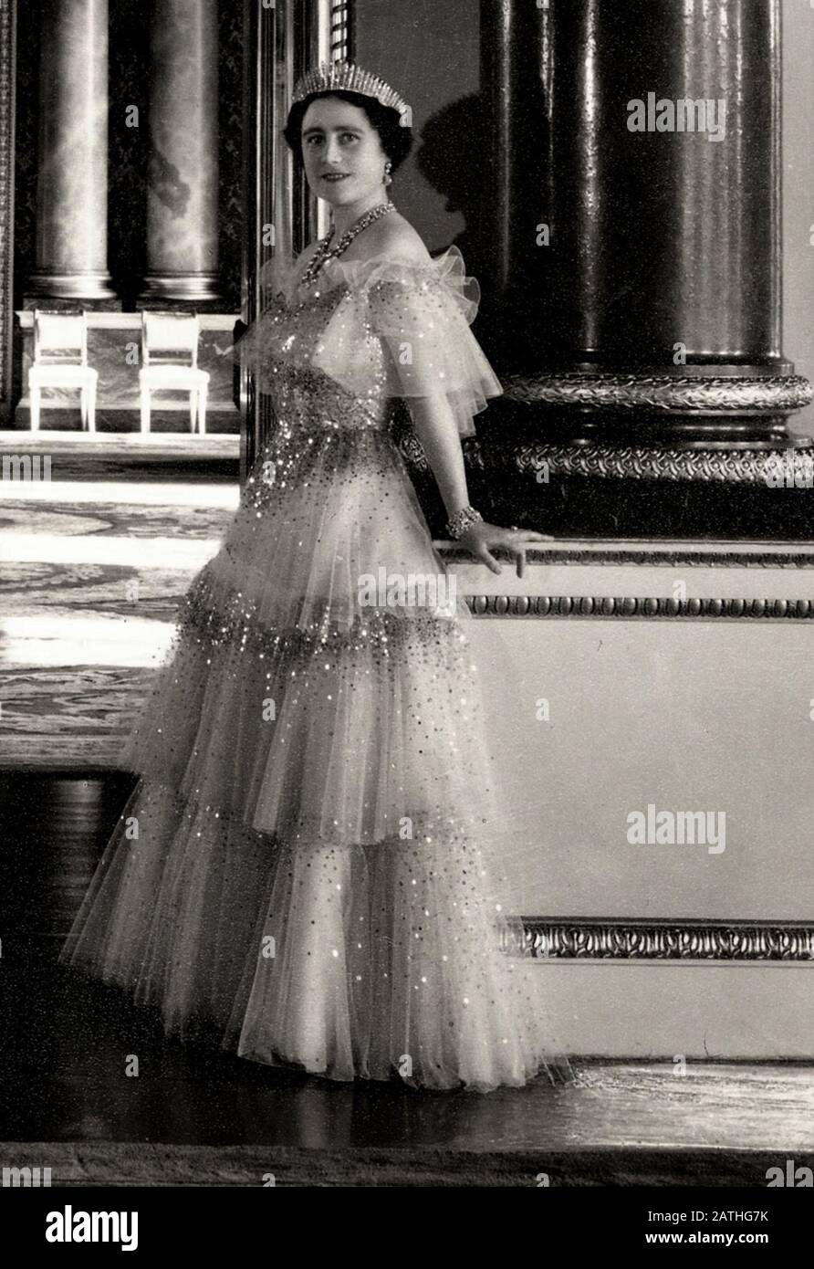 Elizabeth Bowes-Lyon, Königin von Großbritannien. Fotografiert von Cecil Beaton im Music Room des Buckingham Palace (Detail des Originalfotos). 1939 Stockfoto