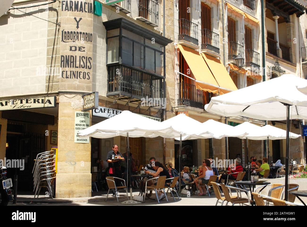 Touristen, die sich in Straßencafés im Stadtzentrum, Ubeda, Andalucia, Spanien entspannen. Stockfoto