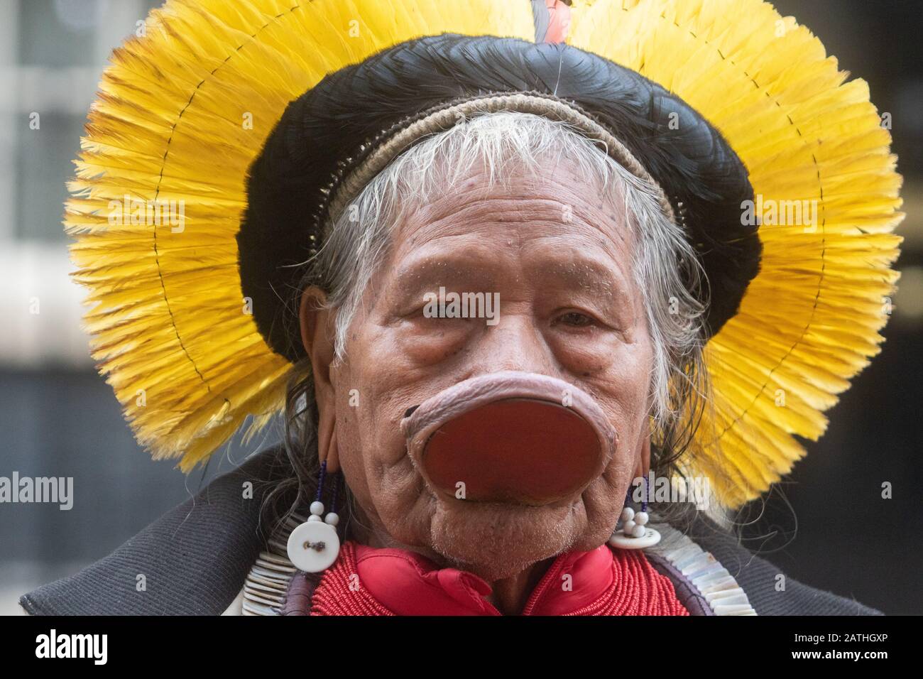 London, Großbritannien. Februar 2020. Amazon Indigenous Leaders L-R Raoni Metuktire, Davi Yanomami, Megaron Txucarramae, Dario Yanomami Hand in einem Brief an die Downing Street, die Schutz des Amazonas-Volkes Fordern Die Führer von Boris Johnson, die Handlungen von Brasiliens präsident Jair Bolsonaro zu verurteilen, Was sie als Versäumnis ansehen, indigene Volksstämme zu schützen, wie die Brände im Regenwald Amazonas, der als "Lunge des Planeten" bezeichnet wird, im vergangenen Jahr globale Bedenken auslöste. Credit: Amer ghazzal/Alamy Live News Stockfoto