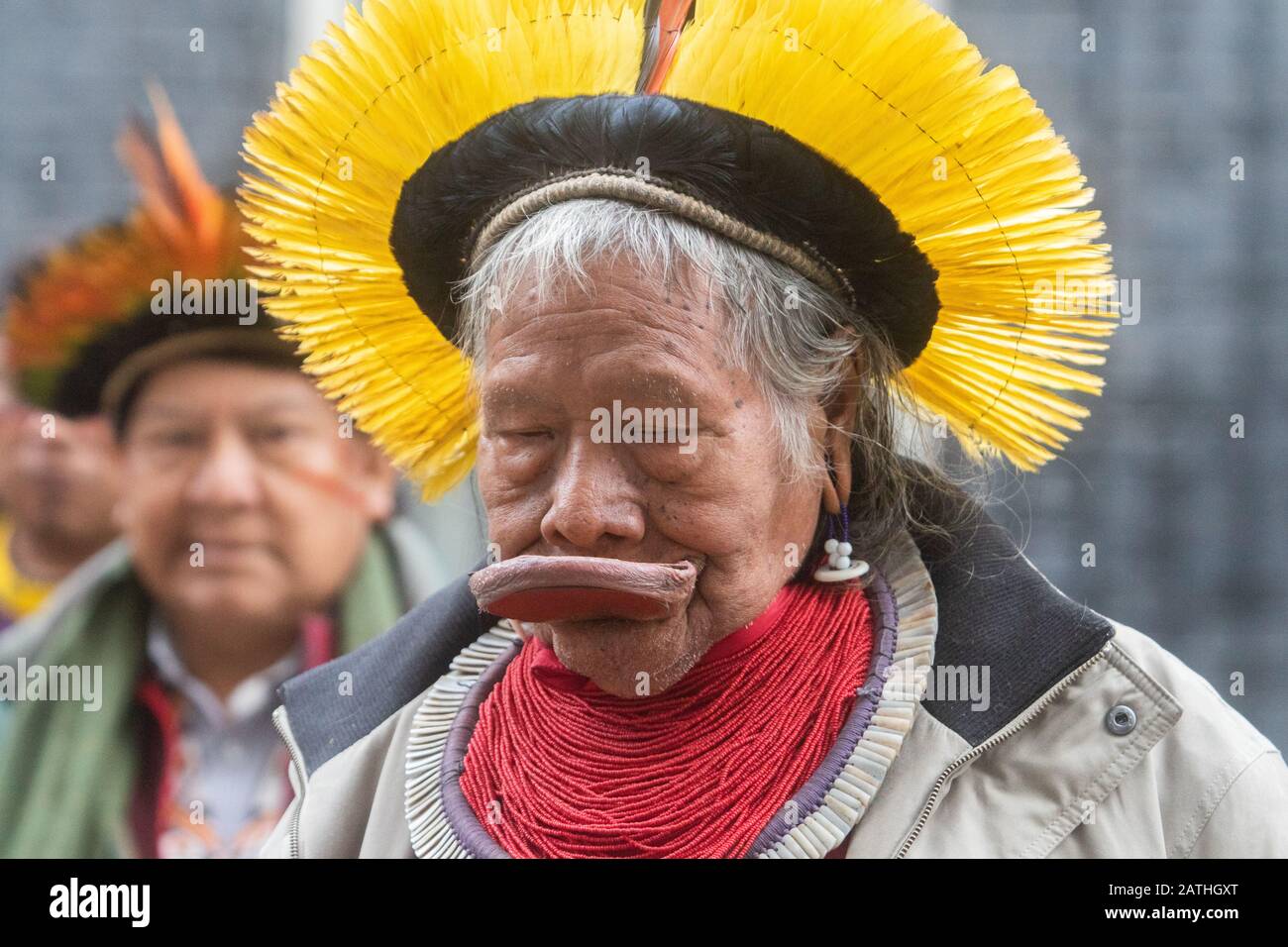 London, Großbritannien. Februar 2020. Amazon Indigenous Leaders L-R Raoni Metuktire, Davi Yanomami, Megaron Txucarramae, Dario Yanomami Hand in einem Brief an die Downing Street, die Schutz des Amazonas-Volkes Fordern Die Führer von Boris Johnson, die Handlungen von Brasiliens präsident Jair Bolsonaro zu verurteilen, Was sie als Versäumnis ansehen, indigene Volksstämme zu schützen, wie die Brände im Regenwald Amazonas, der als "Lunge des Planeten" bezeichnet wird, im vergangenen Jahr globale Bedenken auslöste. Credit: Amer ghazzal/Alamy Live News Stockfoto