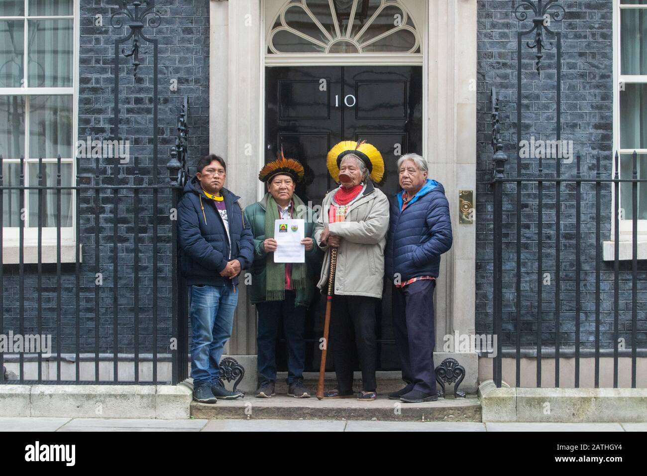 London, Großbritannien. Februar 2020. Amazon Indigenous Leaders L-R Raoni Metuktire, Davi Yanomami, Megaron Txucarramae, Dario Yanomami Hand in einem Brief an die Downing Street, die Schutz des Amazonas-Volkes Fordern Die Führer von Boris Johnson, die Handlungen von Brasiliens präsident Jair Bolsonaro zu verurteilen, Was sie als Versäumnis ansehen, indigene Volksstämme zu schützen, wie die Brände im Regenwald Amazonas, der als "Lunge des Planeten" bezeichnet wird, im vergangenen Jahr globale Bedenken auslöste. Credit: Amer ghazzal/Alamy Live News Stockfoto