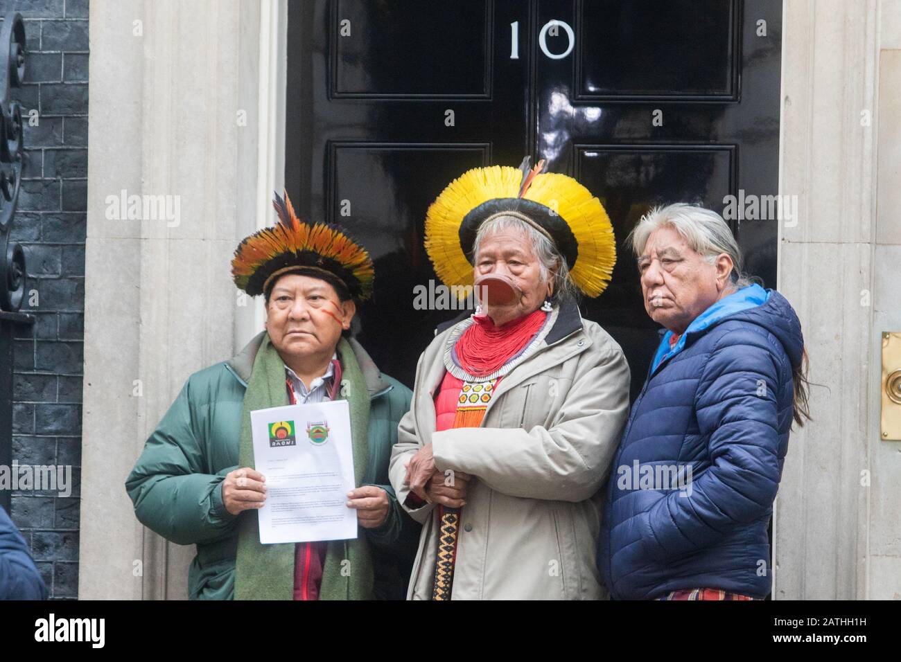 London, Großbritannien. Februar 2020. Amazon Indigenous Leaders L-R Raoni Metuktire, Davi Yanomami, Megaron Txucarramae, Dario Yanomami Hand in einem Brief an die Downing Street, die Schutz des Amazonas-Volkes Fordern Die Führer von Boris Johnson, die Handlungen von Brasiliens präsident Jair Bolsonaro zu verurteilen, Was sie als Versäumnis ansehen, indigene Volksstämme zu schützen, wie die Brände im Regenwald Amazonas, der als "Lunge des Planeten" bezeichnet wird, im vergangenen Jahr globale Bedenken auslöste. Credit: Amer ghazzal/Alamy Live News Stockfoto