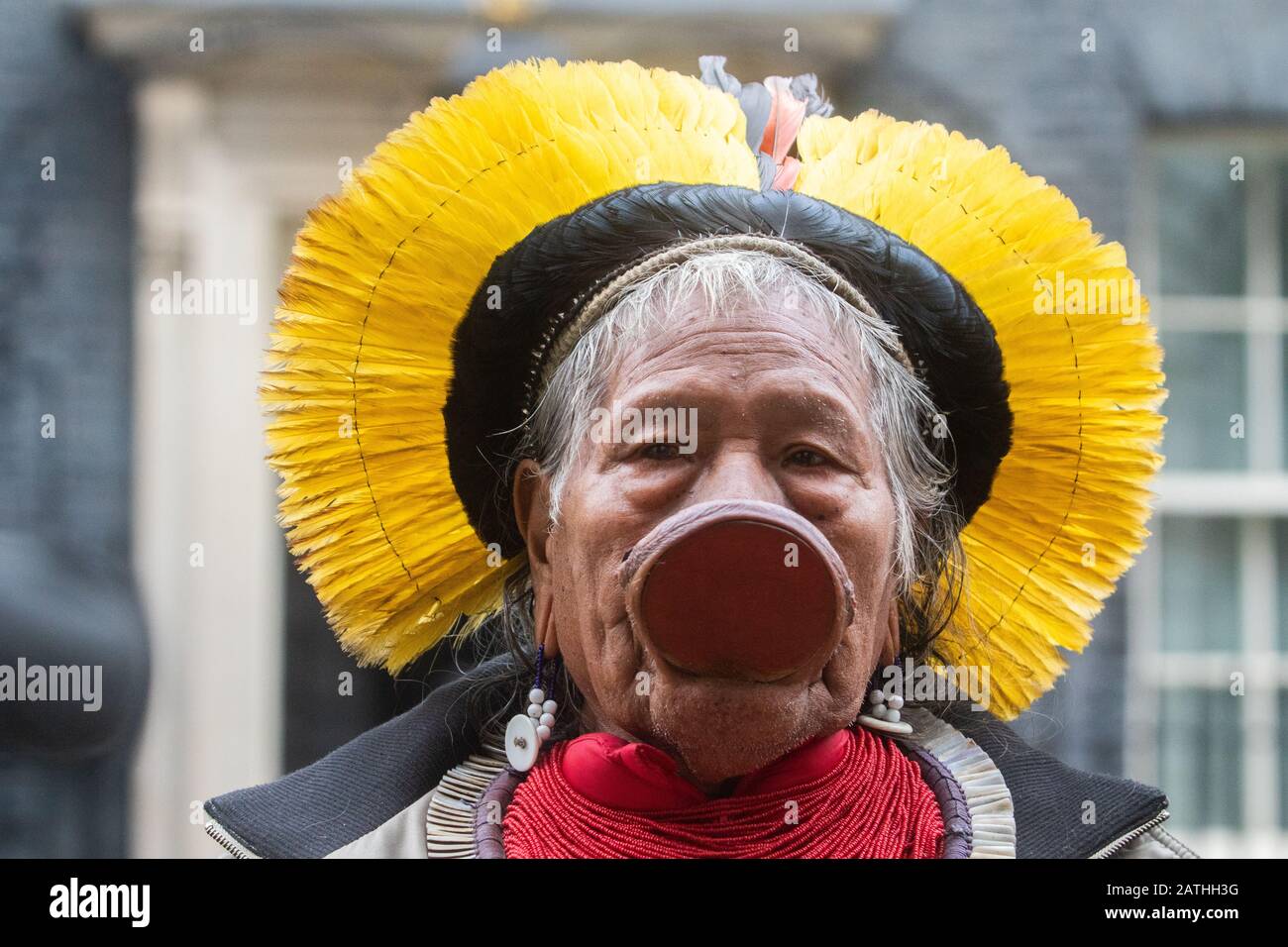 London, Großbritannien. Februar 2020. Amazon Indigenous Leaders L-R Raoni Metuktire, Davi Yanomami, Megaron Txucarramae, Dario Yanomami Hand in einem Brief an die Downing Street, die Schutz des Amazonas-Volkes Fordern Die Führer von Boris Johnson, die Handlungen von Brasiliens präsident Jair Bolsonaro zu verurteilen, Was sie als Versäumnis ansehen, indigene Volksstämme zu schützen, wie die Brände im Regenwald Amazonas, der als "Lunge des Planeten" bezeichnet wird, im vergangenen Jahr globale Bedenken auslöste. Credit: Amer ghazzal/Alamy Live News Stockfoto