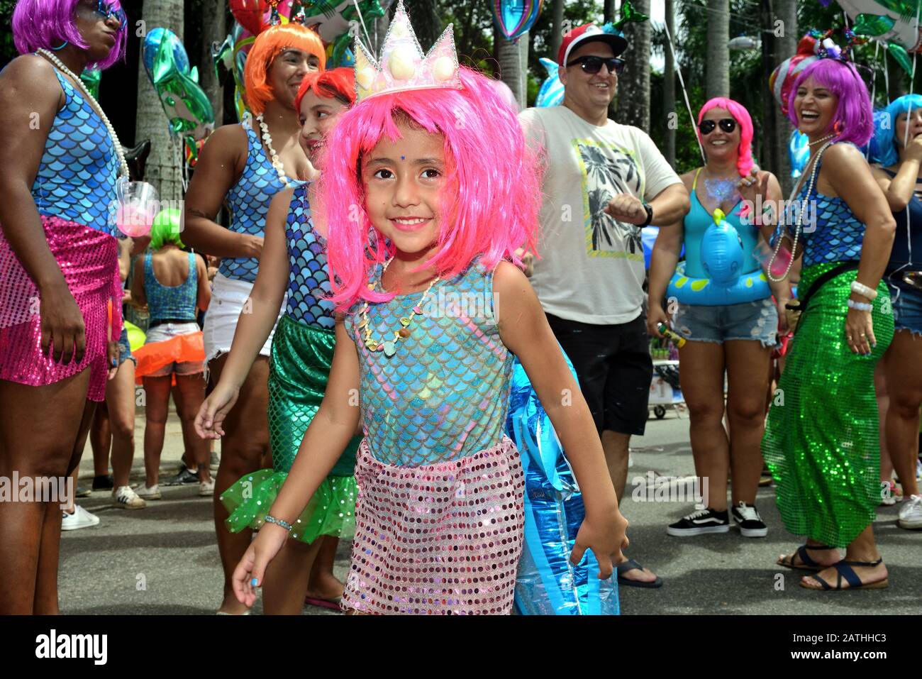 Lateinamerika, Brasilien - 17. Februar 2019: Glückliches, kostümiertes Kind hat viel Spaß beim Straßenfest des Karnevals in Rio de Janeiro. Stockfoto