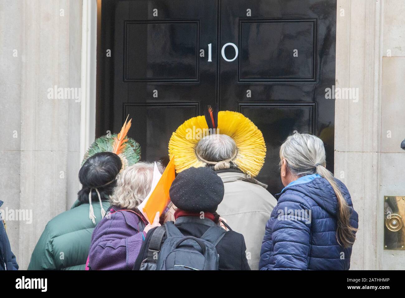 London, Großbritannien. Februar 2020. Amazon Indigenous Leaders L-R Raoni Metuktire, Davi Yanomami, Megaron Txucarramae, Dario Yanomami Hand in einem Brief an die Downing Street, die Schutz des Amazonas-Volkes Fordern Die Führer von Boris Johnson, die Handlungen von Brasiliens präsident Jair Bolsonaro zu verurteilen, Was sie als Versäumnis ansehen, indigene Volksstämme zu schützen, wie die Brände im Regenwald Amazonas, der als "Lunge des Planeten" bezeichnet wird, im vergangenen Jahr globale Bedenken auslöste. Credit: Amer ghazzal/Alamy Live News Stockfoto