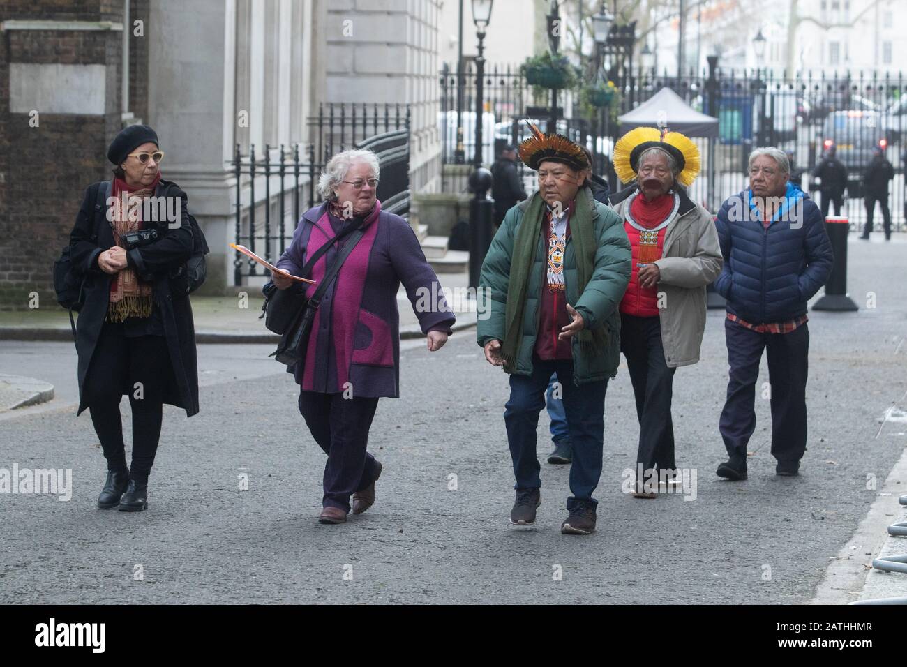 London, Großbritannien. Februar 2020. Amazon Indigenous Leaders L-R Raoni Metuktire, Davi Yanomami, Megaron Txucarramae, Dario Yanomami Hand in einem Brief an die Downing Street, die Schutz des Amazonas-Volkes Fordern Die Führer von Boris Johnson, die Handlungen von Brasiliens präsident Jair Bolsonaro zu verurteilen, Was sie als Versäumnis ansehen, indigene Volksstämme zu schützen, wie die Brände im Regenwald Amazonas, der als "Lunge des Planeten" bezeichnet wird, im vergangenen Jahr globale Bedenken auslöste. Credit: Amer ghazzal/Alamy Live News Stockfoto