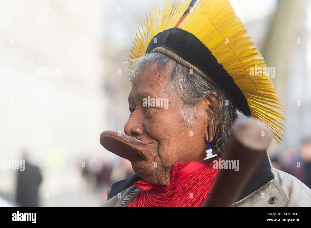 London, Großbritannien. Februar 2020. Amazon Indigenous Leaders L-R Raoni Metuktire, Davi Yanomami, Megaron Txucarramae, Dario Yanomami Hand in einem Brief an die Downing Street, die Schutz des Amazonas-Volkes Fordern Die Führer von Boris Johnson, die Handlungen von Brasiliens präsident Jair Bolsonaro zu verurteilen, Was sie als Versäumnis ansehen, indigene Volksstämme zu schützen, wie die Brände im Regenwald Amazonas, der als "Lunge des Planeten" bezeichnet wird, im vergangenen Jahr globale Bedenken auslöste. Credit: Amer ghazzal/Alamy Live News Stockfoto