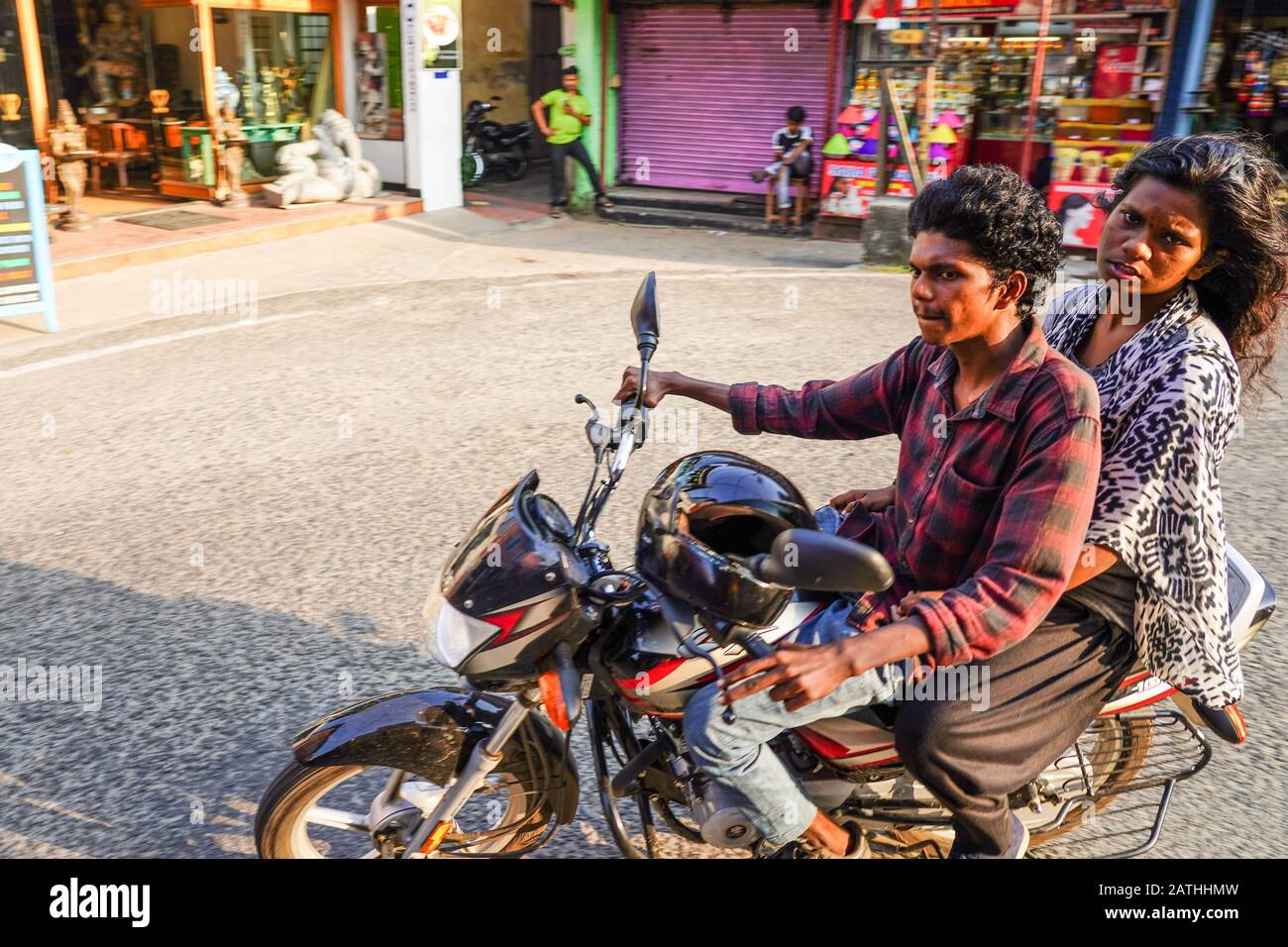 Blick auf Fahrer von Motorrädern und Kleinkrafträdern in Cochin, Kerala. Aus einer Reihe von Reisefotos in Kerala, Südindien. Fotodatum: Freitag, 17. Januar, 20 Stockfoto