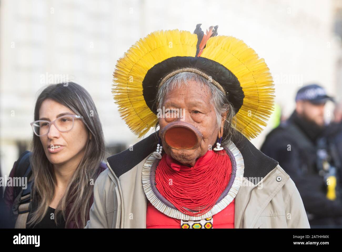 London, Großbritannien. Februar 2020. Amazon Indigenous Leaders L-R Raoni Metuktire, Davi Yanomami, Megaron Txucarramae, Dario Yanomami Hand in einem Brief an die Downing Street, die Schutz des Amazonas-Volkes Fordern Die Führer von Boris Johnson, die Handlungen von Brasiliens präsident Jair Bolsonaro zu verurteilen, Was sie als Versäumnis ansehen, indigene Volksstämme zu schützen, wie die Brände im Regenwald Amazonas, der als "Lunge des Planeten" bezeichnet wird, im vergangenen Jahr globale Bedenken auslöste. Credit: Amer ghazzal/Alamy Live News Stockfoto