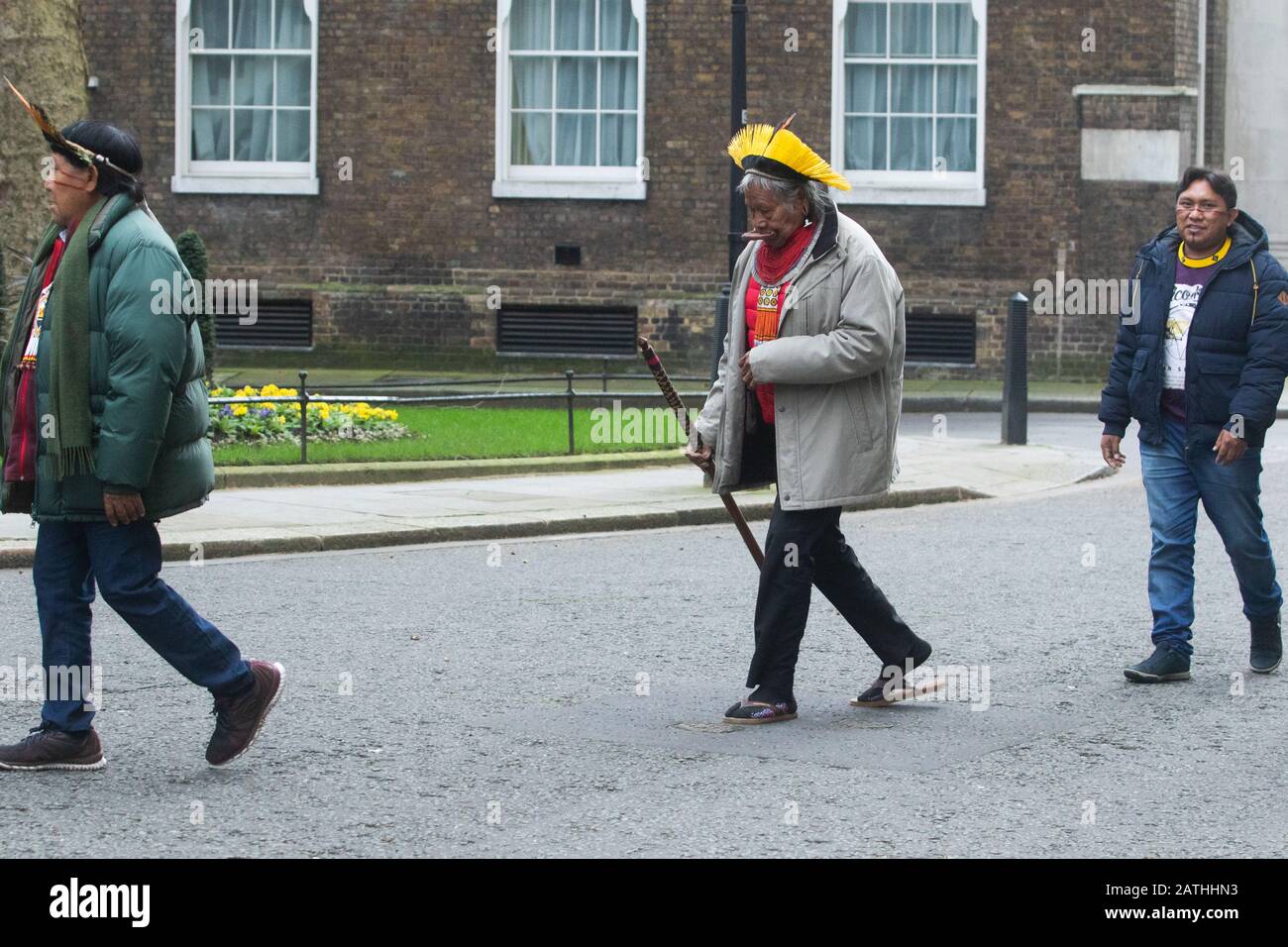 London, Großbritannien. Februar 2020. Amazon Indigenous Leaders L-R Raoni Metuktire, Davi Yanomami, Megaron Txucarramae, Dario Yanomami Hand in einem Brief an die Downing Street, die Schutz des Amazonas-Volkes Fordern Die Führer von Boris Johnson, die Handlungen von Brasiliens präsident Jair Bolsonaro zu verurteilen, Was sie als Versäumnis ansehen, indigene Volksstämme zu schützen, wie die Brände im Regenwald Amazonas, der als "Lunge des Planeten" bezeichnet wird, im vergangenen Jahr globale Bedenken auslöste. Credit: Amer ghazzal/Alamy Live News Stockfoto