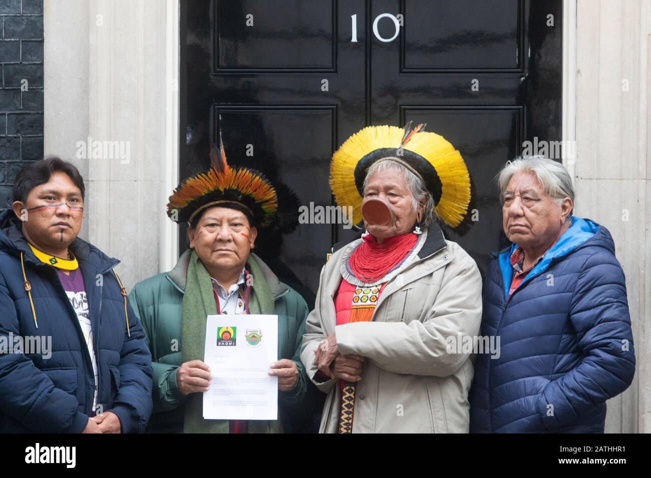 London, Großbritannien. Februar 2020. Amazon Indigenous Leaders L-R Raoni Metuktire, Davi Yanomami, Megaron Txucarramae, Dario Yanomami Hand in einem Brief an die Downing Street, die Schutz des Amazonas-Volkes Fordern Die Führer von Boris Johnson, die Handlungen von Brasiliens präsident Jair Bolsonaro zu verurteilen, Was sie als Versäumnis ansehen, indigene Volksstämme zu schützen, wie die Brände im Regenwald Amazonas, der als "Lunge des Planeten" bezeichnet wird, im vergangenen Jahr globale Bedenken auslöste. Credit: Amer ghazzal/Alamy Live News Stockfoto
