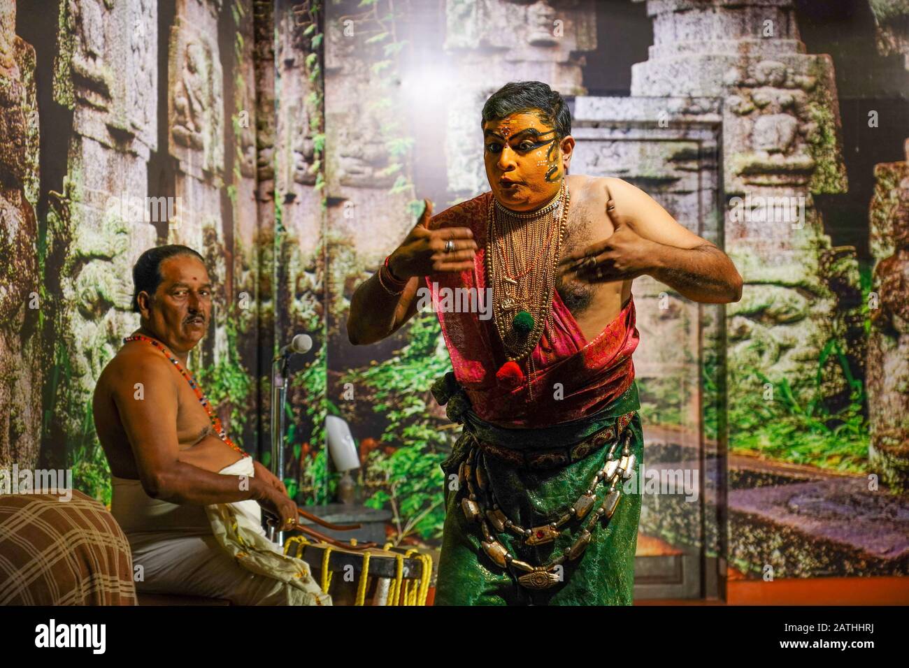 Ein Schauspieler bereitet sich auf eine Aufführung von Narakasuravadham vor. Aus einer Reihe von Reisefotos in Kerala, Südindien. Fotodatum: Freitag, 17. Januar 2020. Stockfoto