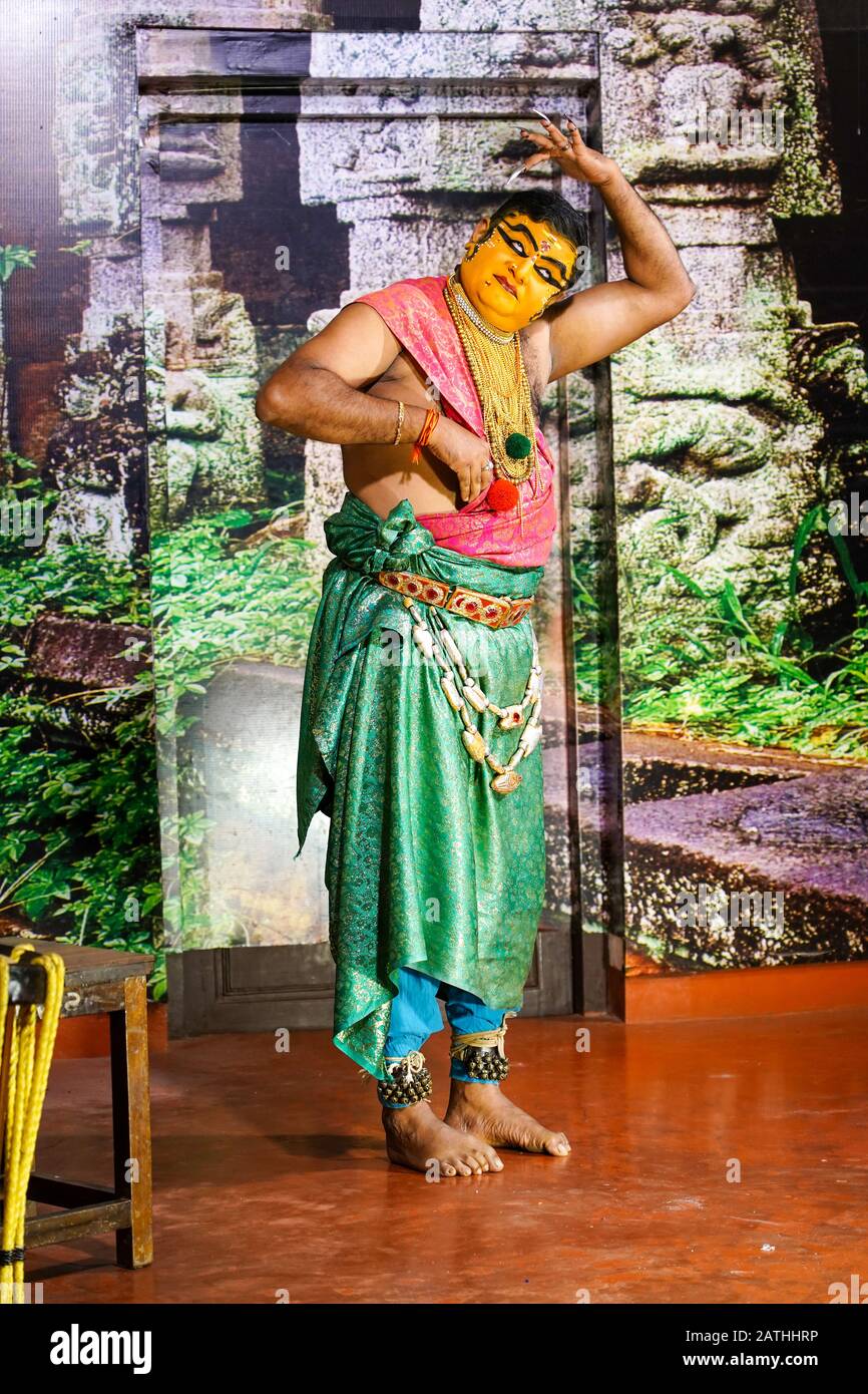 Ein Schauspieler bereitet sich auf eine Aufführung von Narakasuravadham vor. Aus einer Reihe von Reisefotos in Kerala, Südindien. Fotodatum: Freitag, 17. Januar 2020. Stockfoto