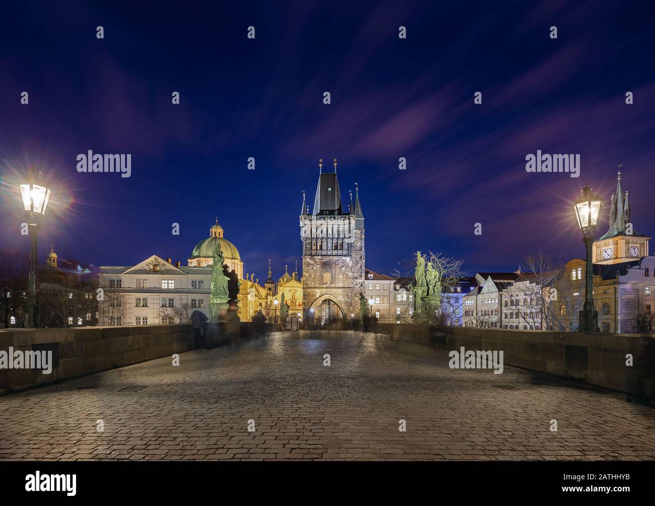 Prag, Tschechien - Lange Belichtungsfoto über die weltberühmte Karlsbrücke (Karluv Most) mit der Kirche St. Franziskus von Assisi und blauer Nacht Stockfoto