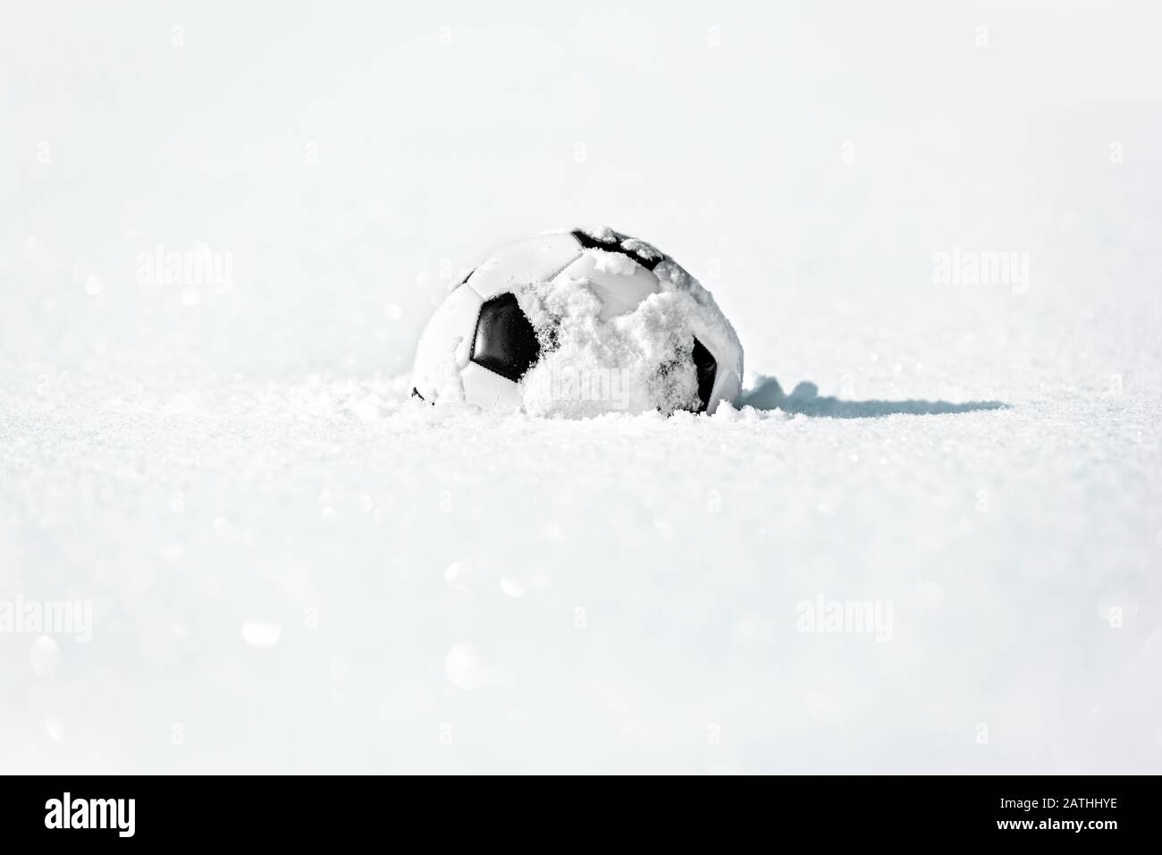Fußball oder Fußball im tiefweißen Schnee, nahe Saison und Winterpause, Copyspace Stockfoto