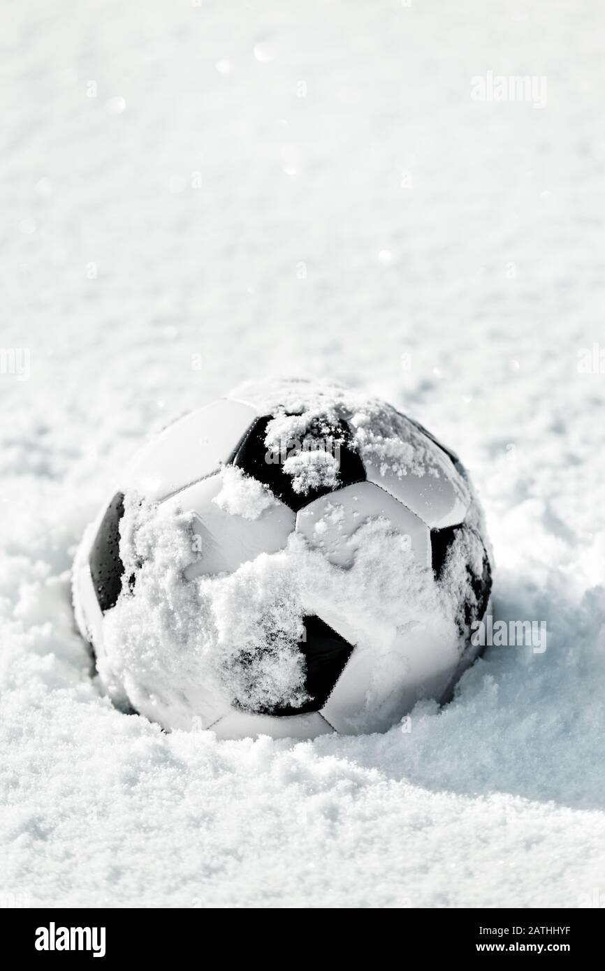Fußball im Schnee, Fußball in der Saison geschlossen, Winterpause für die Kicker, Copyspace Stockfoto