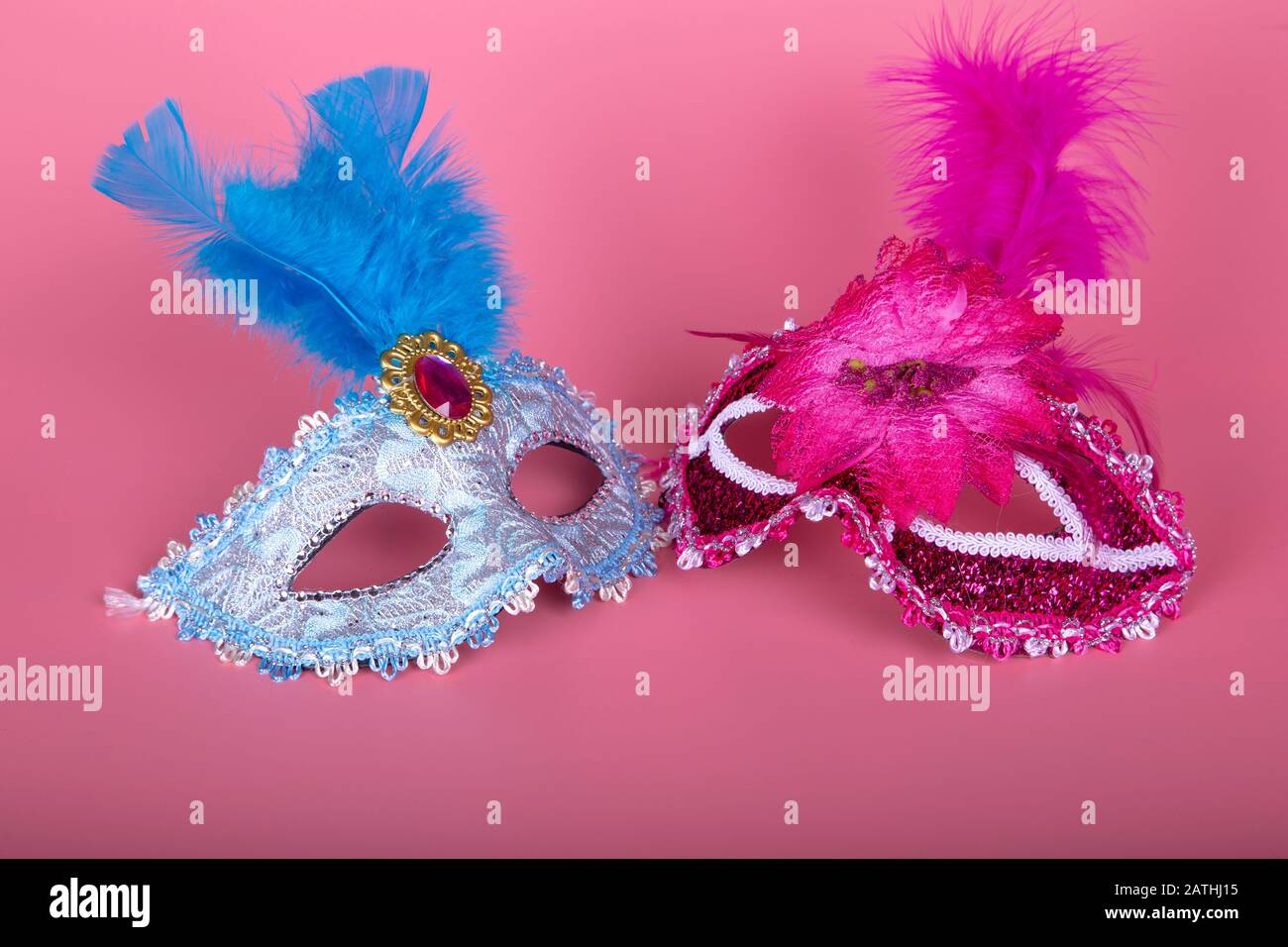 Masken vom Typ Venetian auf pinkfarbenem Hintergrund. Karnevalskonzept Stockfoto
