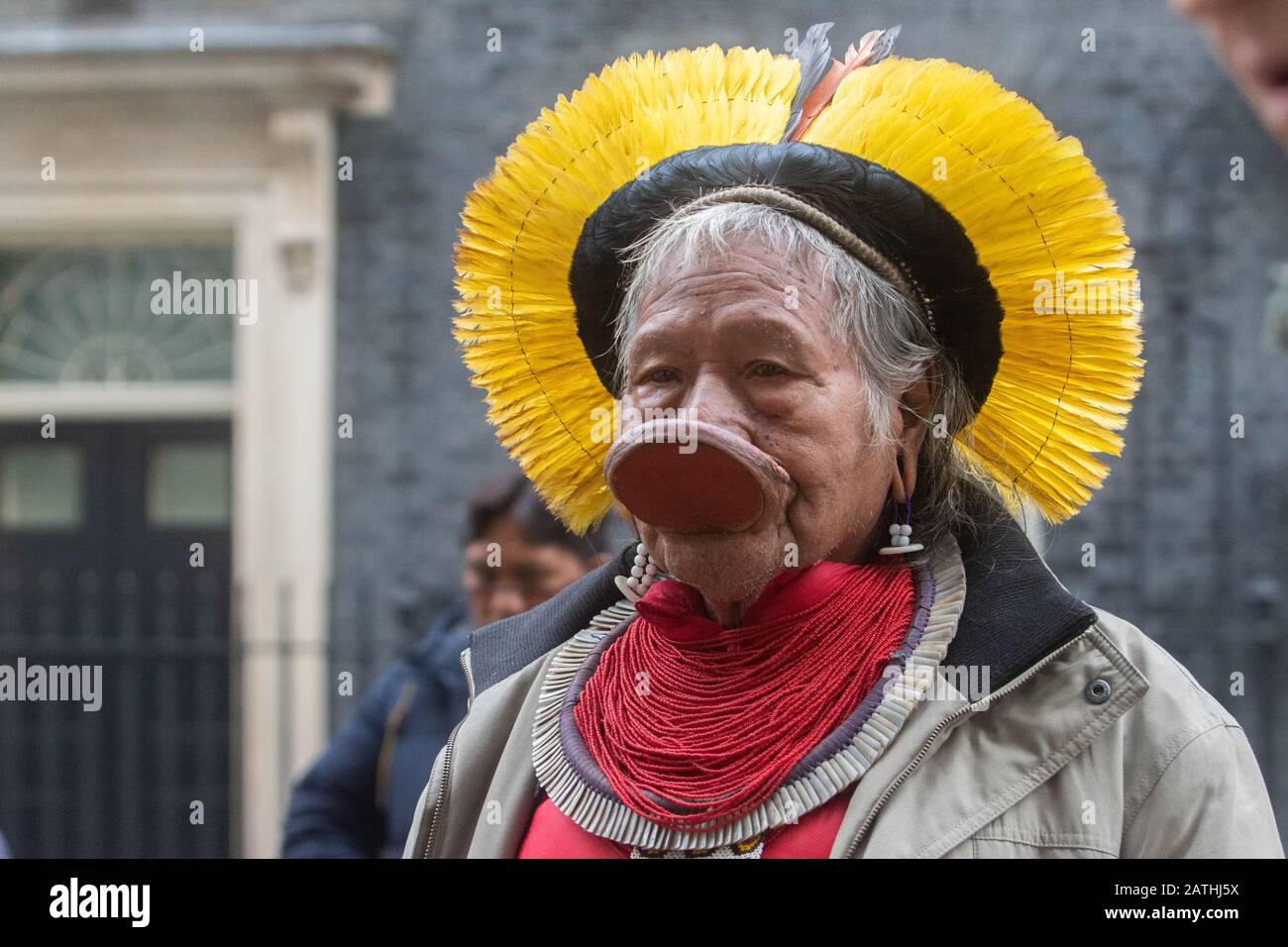 London, Großbritannien. Februar 2020. Amazon Indigenous Leaders L-R Raoni Metuktire, Davi Yanomami, Megaron Txucarramae, Dario Yanomami Hand in einem Brief an die Downing Street, die Schutz des Amazonas-Volkes Fordern Die Führer von Boris Johnson, die Handlungen von Brasiliens präsident Jair Bolsonaro zu verurteilen, Was sie als Versäumnis ansehen, indigene Volksstämme zu schützen, wie die Brände im Regenwald Amazonas, der als "Lunge des Planeten" bezeichnet wird, im vergangenen Jahr globale Bedenken auslöste. Credit: Amer ghazzal/Alamy Live News Stockfoto