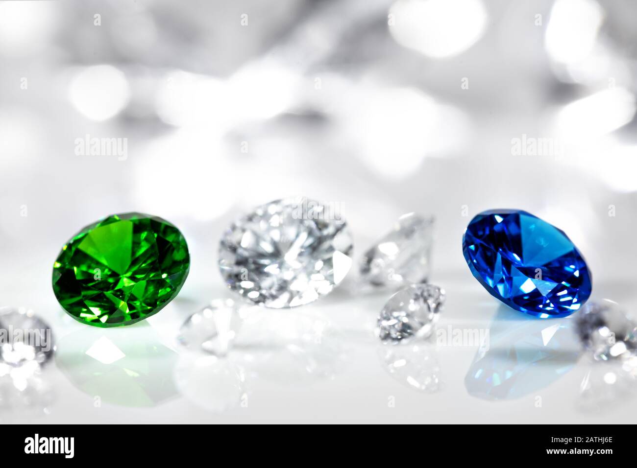 Polierte Juwelen, Diamant, blauer Saphir und grüner Smaragd, makellos brillanter Schnitt Stockfoto