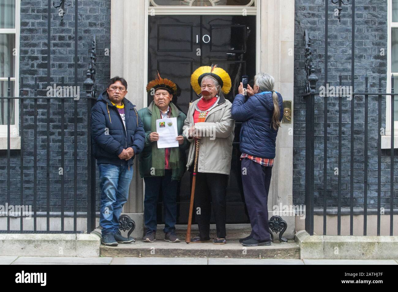 London, Großbritannien. Februar 2020. Amazon Indigenous Leaders L-R Raoni Metuktire, Davi Yanomami, Megaron Txucarramae, Dario Yanomami Hand in einem Brief an die Downing Street, die Schutz des Amazonas-Volkes Fordern Die Führer von Boris Johnson, die Handlungen von Brasiliens präsident Jair Bolsonaro zu verurteilen, Was sie als Versäumnis ansehen, indigene Volksstämme zu schützen, wie die Brände im Regenwald Amazonas, der als "Lunge des Planeten" bezeichnet wird, im vergangenen Jahr globale Bedenken auslöste. Credit: Amer ghazzal/Alamy Live News Stockfoto