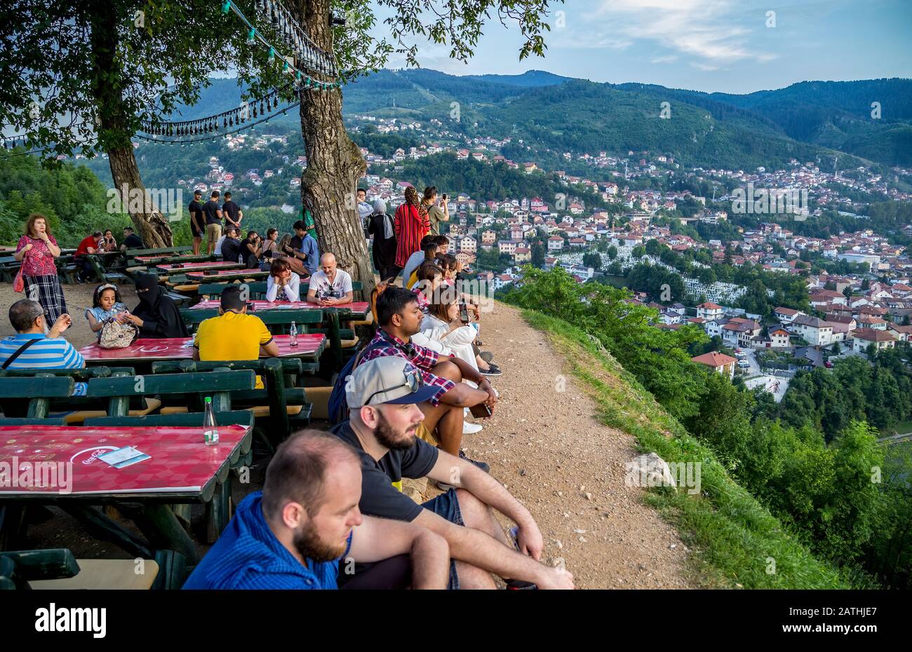 Menschen, die auf den Sonnenuntergang am berühmten Aussichtspunkt Sarajevos auf der gelben Festung oder in Zuta Tabija, Vratnik warten. Stockfoto