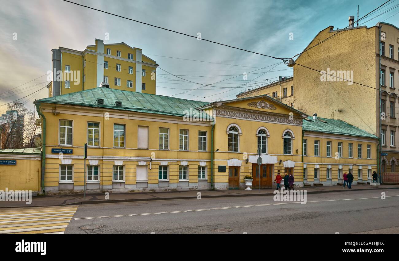 Moskau, Russland, Das Haupthaus des Gagarin-Anwesens an der Povarskaja-Straße, das in den Jahren 1821-1829 im Stil von Ampir, einem Wahrzeichen, erbaut wurde Stockfoto