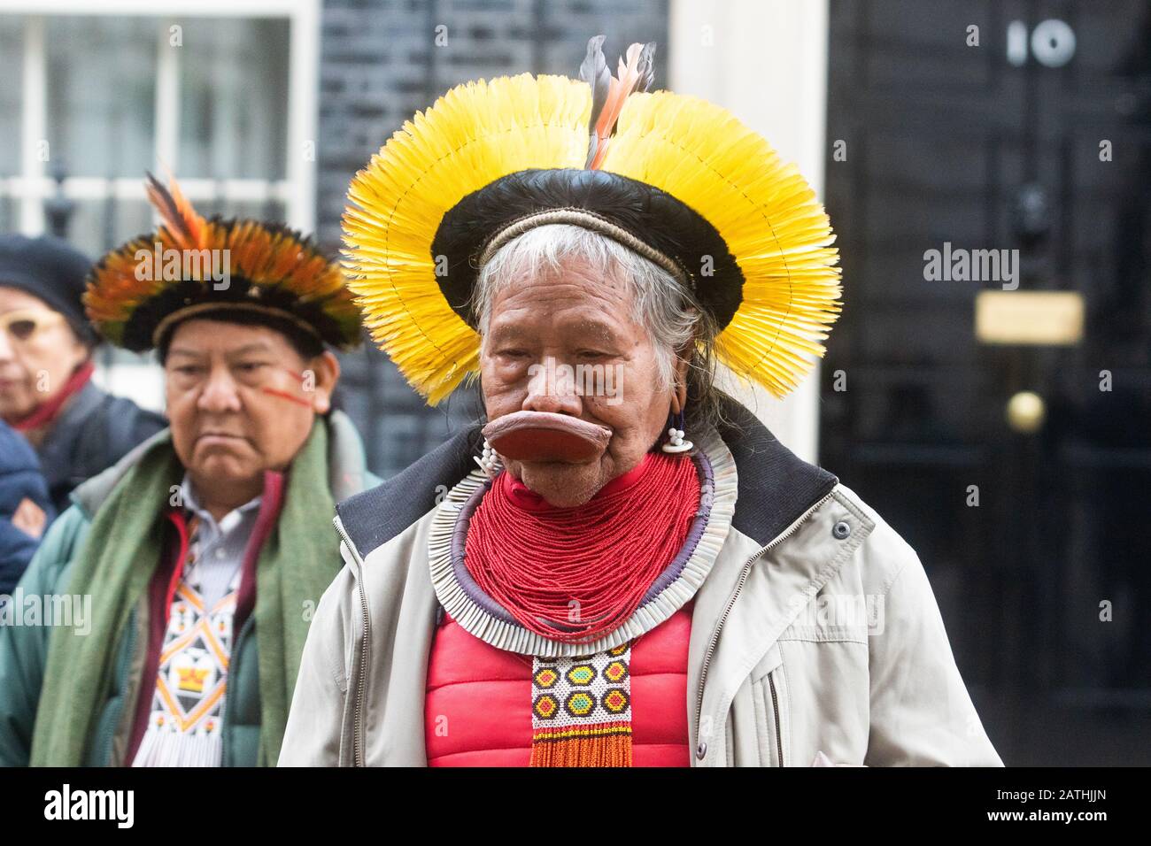 London, Großbritannien. Februar 2020. Amazon Indigenous Leaders L-R Raoni Metuktire, Davi Yanomami, Megaron Txucarramae, Dario Yanomami Hand in einem Brief an die Downing Street, die Schutz des Amazonas-Volkes Fordern Die Führer von Boris Johnson, die Handlungen von Brasiliens präsident Jair Bolsonaro zu verurteilen, Was sie als Versäumnis ansehen, indigene Volksstämme zu schützen, wie die Brände im Regenwald Amazonas, der als "Lunge des Planeten" bezeichnet wird, im vergangenen Jahr globale Bedenken auslöste. Credit: Amer ghazzal/Alamy Live News Stockfoto