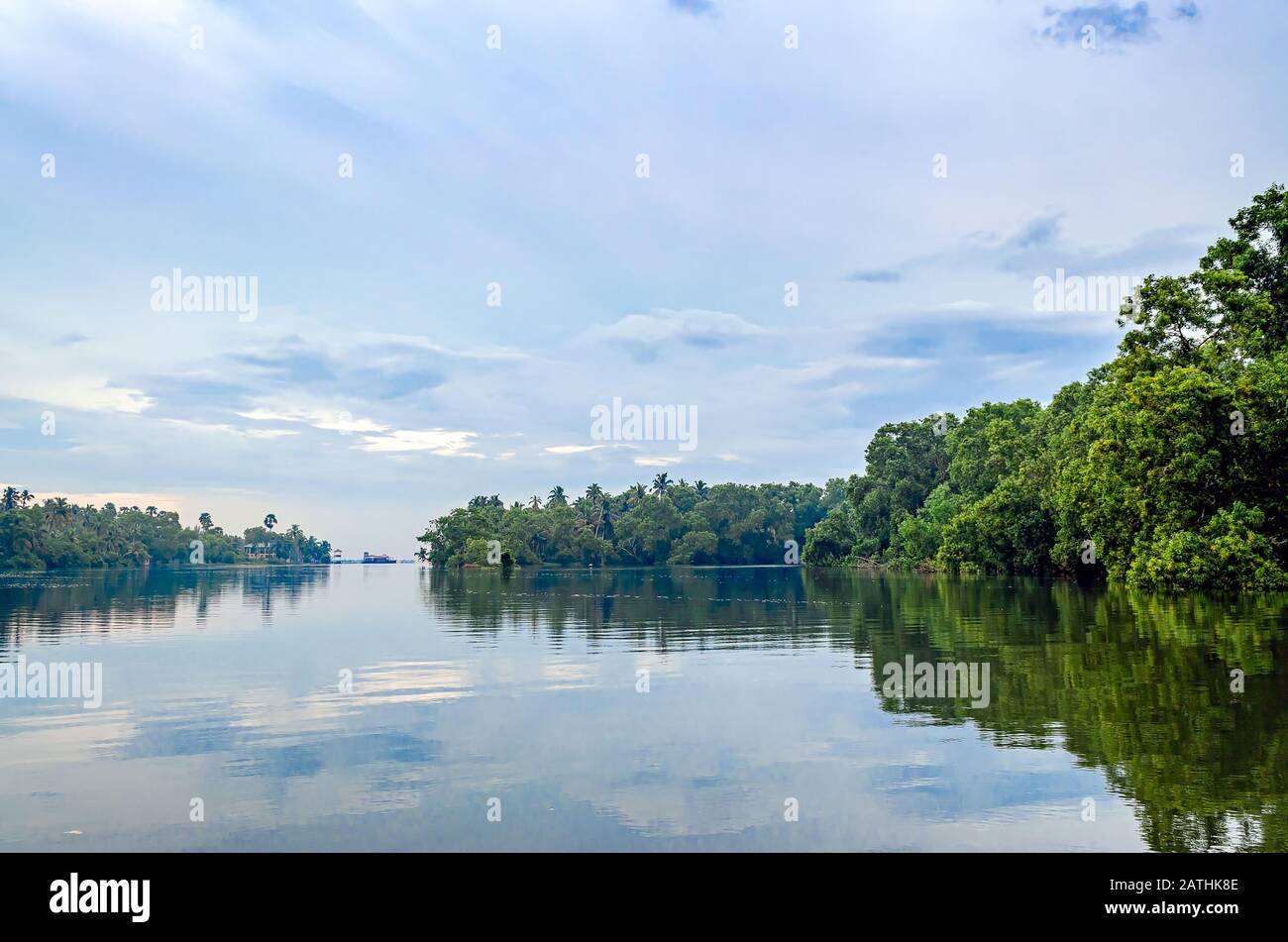 Wunderschöne Landschaft im Hintergrund von Kerala, Indien mit klarem Himmel und grüner Vegetation und ihrer Reflexion über das Wasser Stockfoto