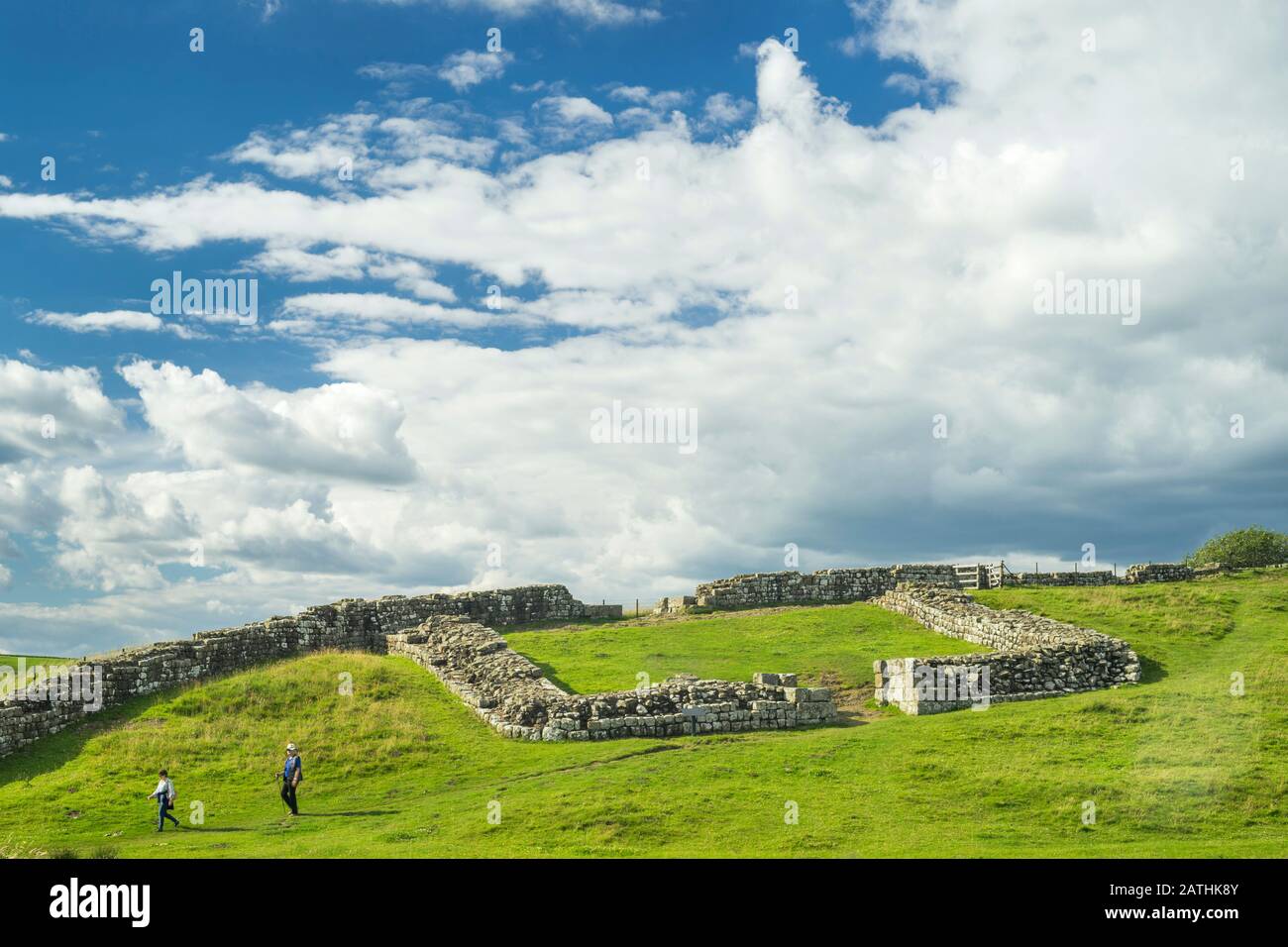 Menschen, die vor Milecastle 42, Hadrians Wall Country, Northumberland, England spazieren gehen Stockfoto