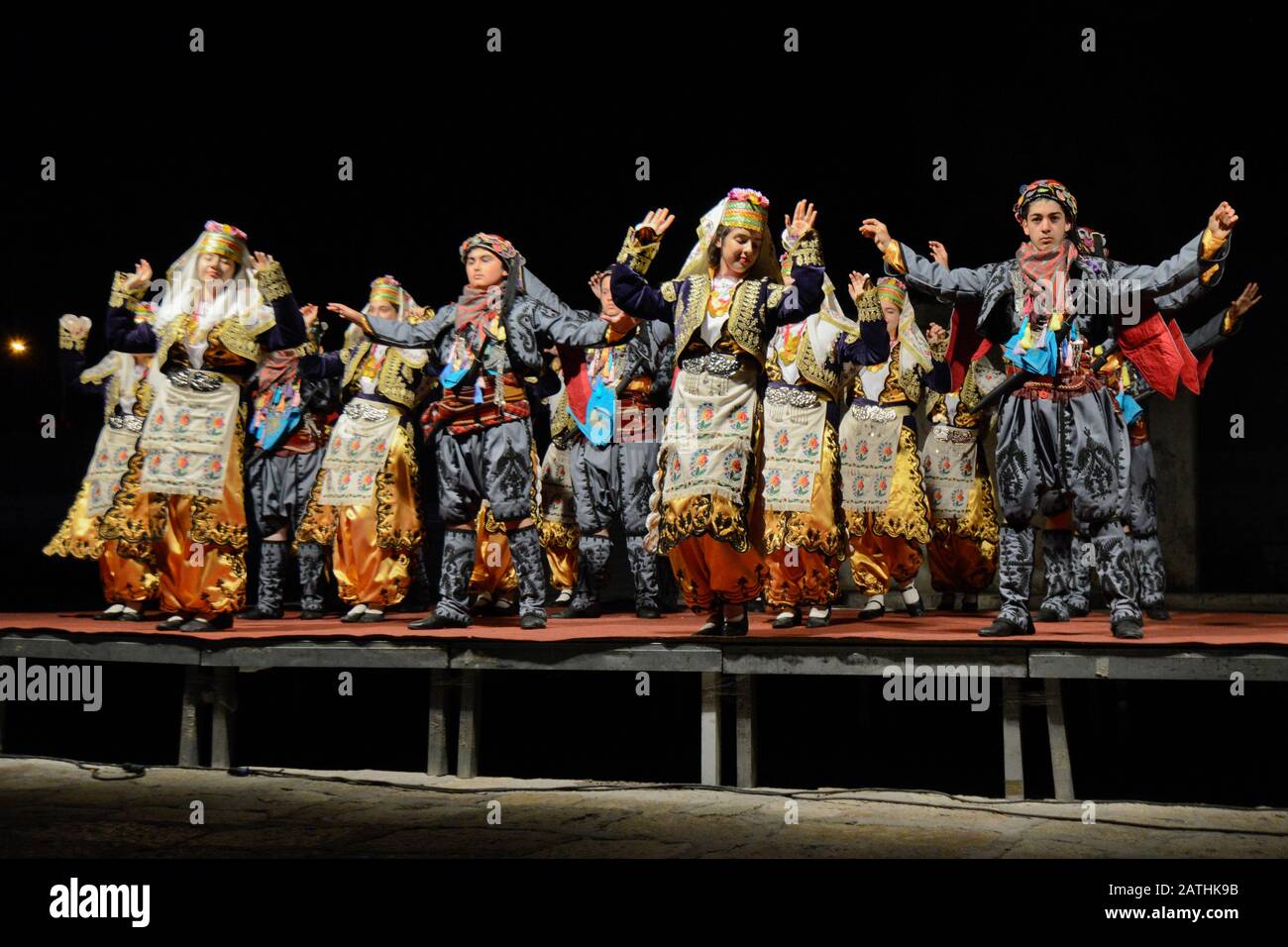 Albanische Volkstanzgruppe mit traditionellen Kostümen, feiert der Ramadan in Skopje, Mazedonien Stockfoto
