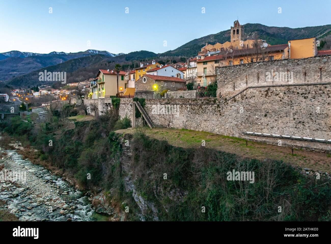Panoramablick auf die mittelalterliche befestigte Stadt Prats de Mollo la Preste Stockfoto
