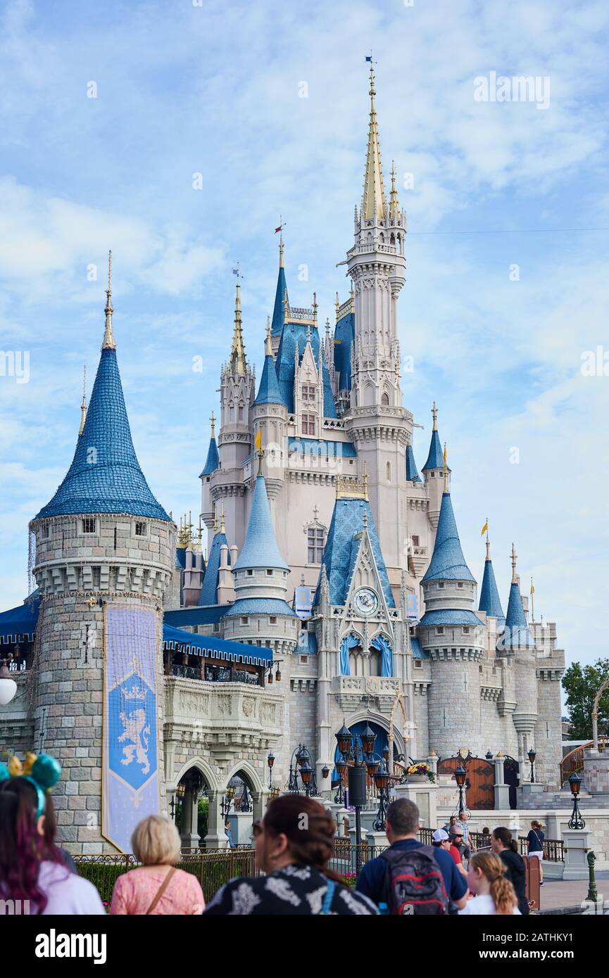 Orlando, USA - 19. januar 2020: Menschen gehen zur Tageszeit auf dem disney Magic Kingdom Castle Stockfoto