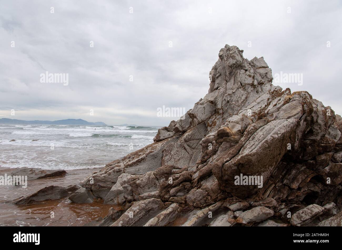 Felsiger Strand am Strand von Sopelana in Vizcaya, Spanien Stockfoto