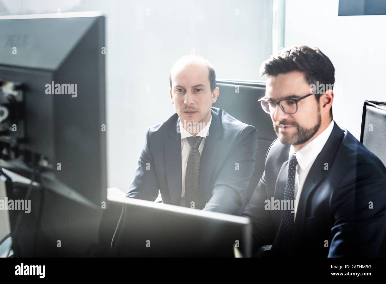 Business Team Analyse von Daten bei geschäftlichen Treffen in modernen Corporate Office. Stockfoto