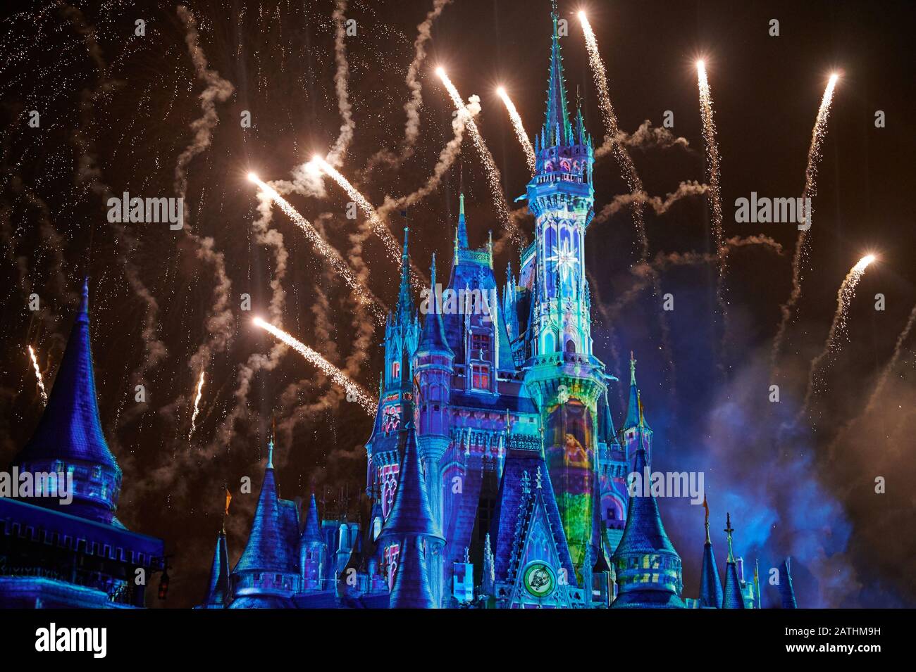 Orlando, USA - 19. januar 2020: Blaues Zauberkönigreich Burg auf Feuerwerksparty Lichthintergrund Stockfoto