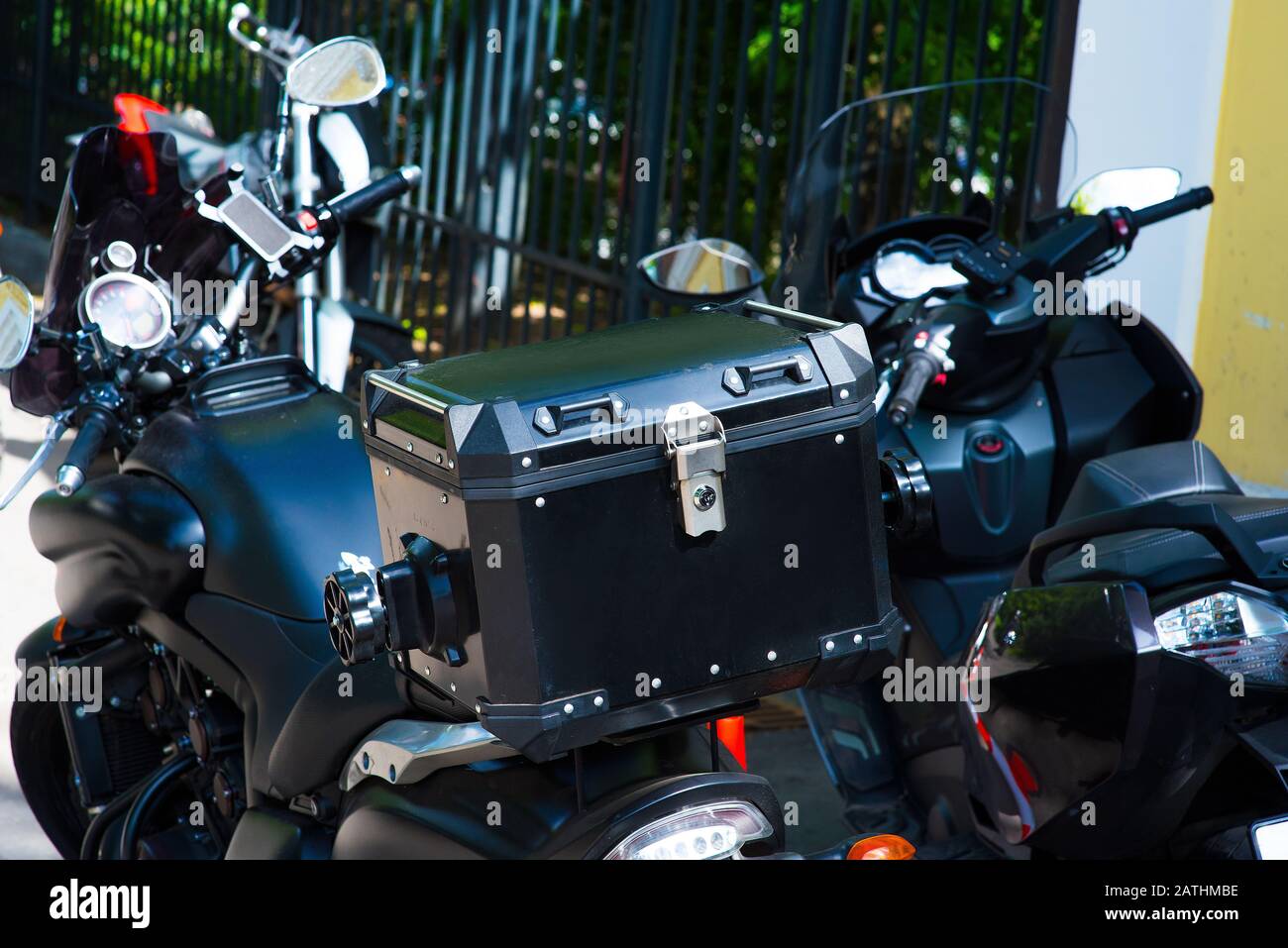 Motorrad zur Verwendung bei der Lieferung eines Pakets. Postdienstkonzept. Stockfoto