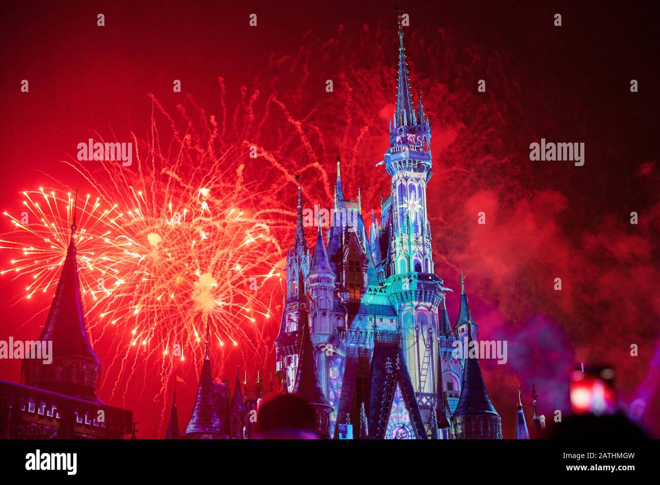 Orlando, USA - 19. januar 2020: Die Leute zeigen gern im disney Park Castle mit rotem Feuerwerk Stockfoto
