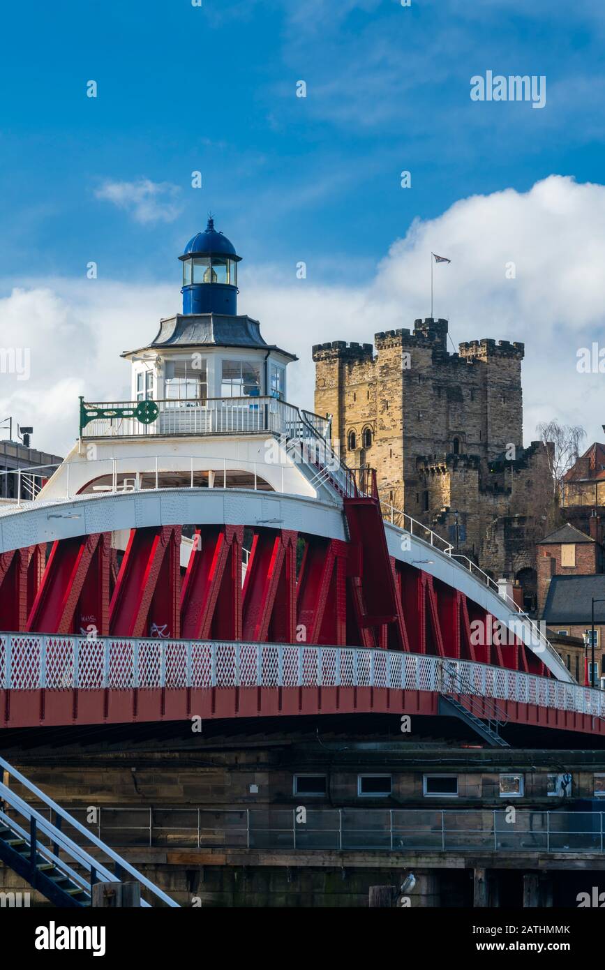 Die Drehbrücke am Fluss Tyne, Verknüpfung von Gateshead und Newcastle upon Tyne, Tyne und Wear, England Stockfoto