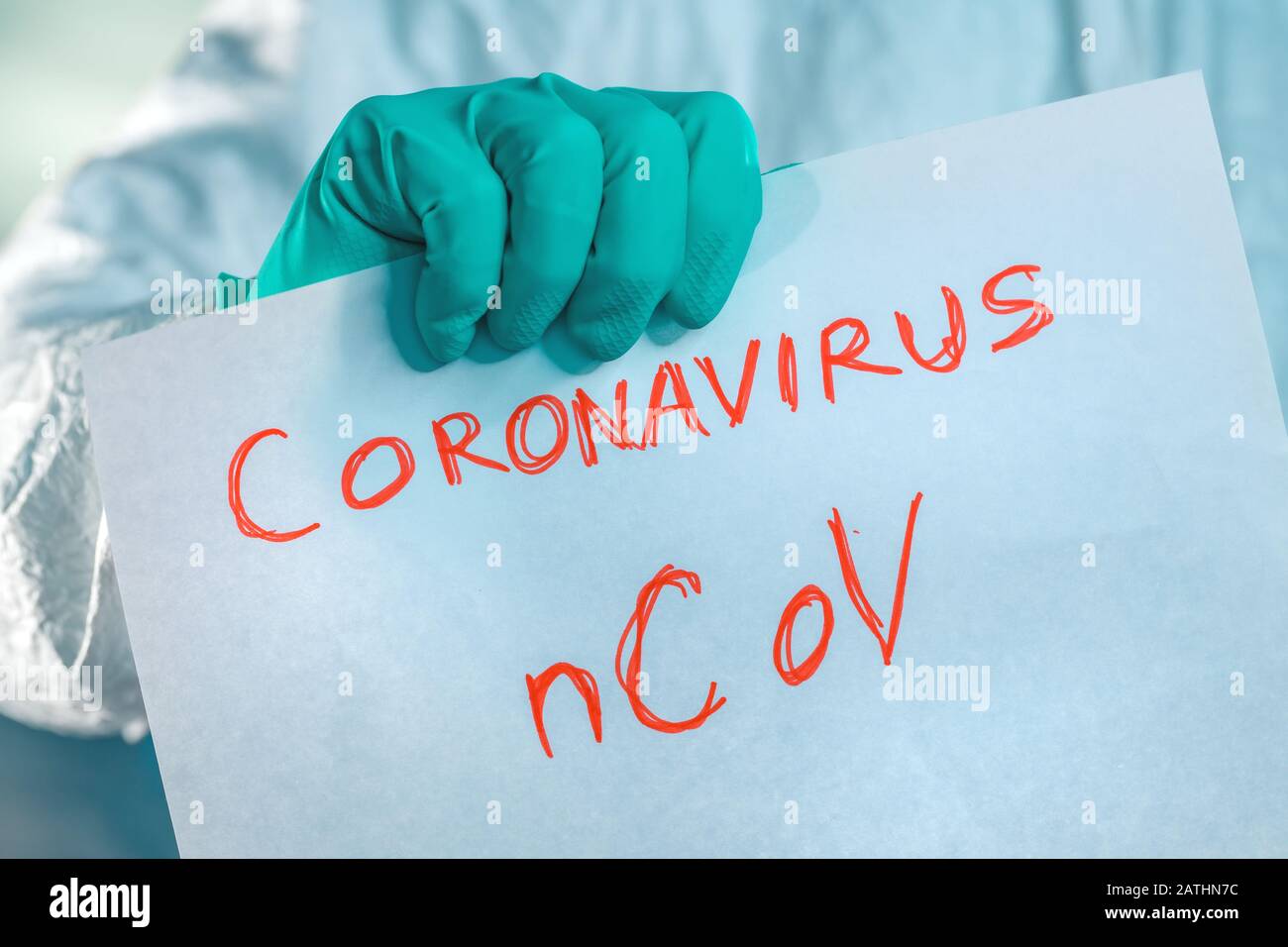 Epidemiologe, der Coronavirus bCoV-Papierbanner in Quarantäne hält, selektiver Fokus Stockfoto