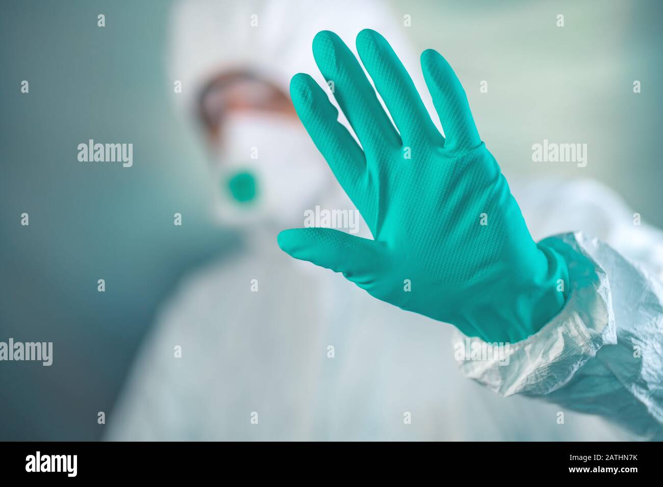 Epidemiologe Gesturing Stopp-Hand-Zeichen in Coronavirus Quarantäne, selektiver Fokus Stockfoto