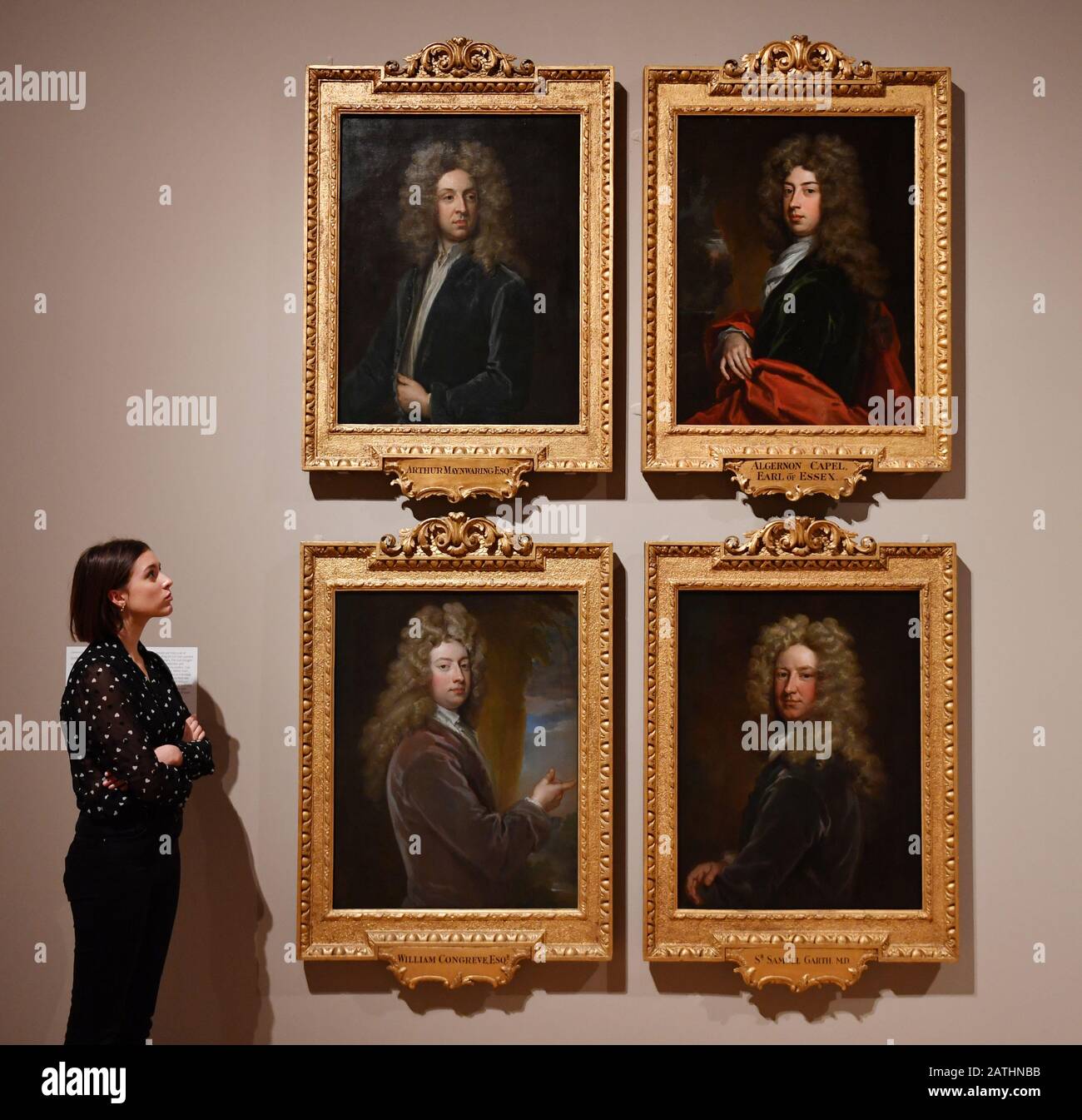 Tate Britain, London, Großbritannien. Februar 2020. Britischer Baroque: Power and Illusion, die erste Ausstellung, die sich jemals mit der Kultur des Barock in Großbritannien befassen wird, läuft vom 4. Februar bis zum 19. April 2020. Von der Restauration von Karl II. Im Jahr 1660 bis zum Tod von Königin Anne im Jahr 1714 erforscht die Ausstellung Zusammenhänge zwischen Kunst und Macht. Bild: Vier Portaits von Mitgliedern des Whig Kit-Cat Clubs von Godfrey Kneller. (Im Uhrzeigersinn): Arthur Maynwaring c1710; Algernon Capel, 1705; Sir Samuel Garth, c1705; William Congreve, 1709. National Portrait Gallery, London. Kredit: Malcolm Park/Alamy Live News. Stockfoto Tate Britain, London, Großbritannien. Februar 2020. Britischer Baroque: Power and Illusion, die erste Ausstellung, die sich jemals mit der Kultur des Barock in Großbritannien befassen wird, läuft vom 4. Februar bis zum 19. April 2020. Von der Restauration von Karl II. Im Jahr 1660 bis zum Tod von Königin Anne im Jahr 1714 erforscht die Ausstellung Zusammenhänge zwischen Kunst und Macht. Bild: Vier Portaits von Mitgliedern des Whig Kit-Cat Clubs von Godfrey Kneller. (Im Uhrzeigersinn): Arthur Maynwaring c1710; Algernon Capel, 1705; Sir Samuel Garth, c1705; William Congreve, 1709. National Portrait Gallery, London. Kredit: Malcolm Park/Alamy Live News. Stockfoto