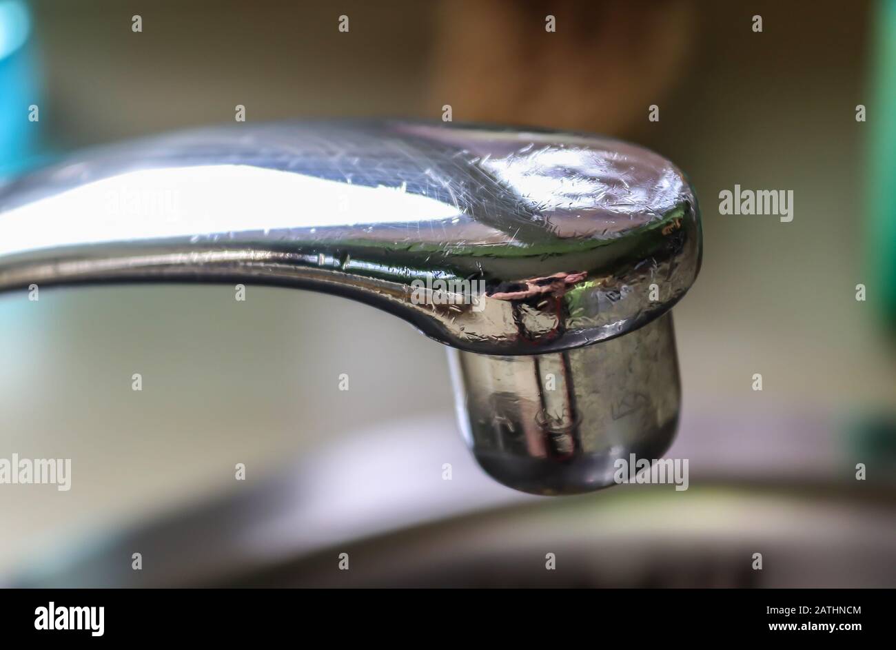 Fließendes Wasser aus einem Wasserhahn in einem metallischen Küchenwaschbecken Stockfoto