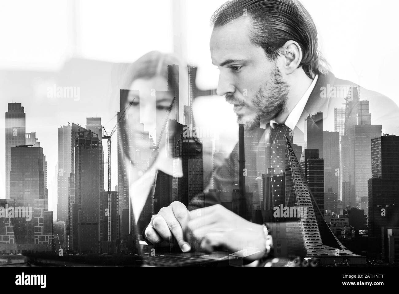 Geschäftsleute in modernen Büro gegen New York City manhattan Gebäuden und Wolkenkratzern Fenster Reflexionen. Stockfoto