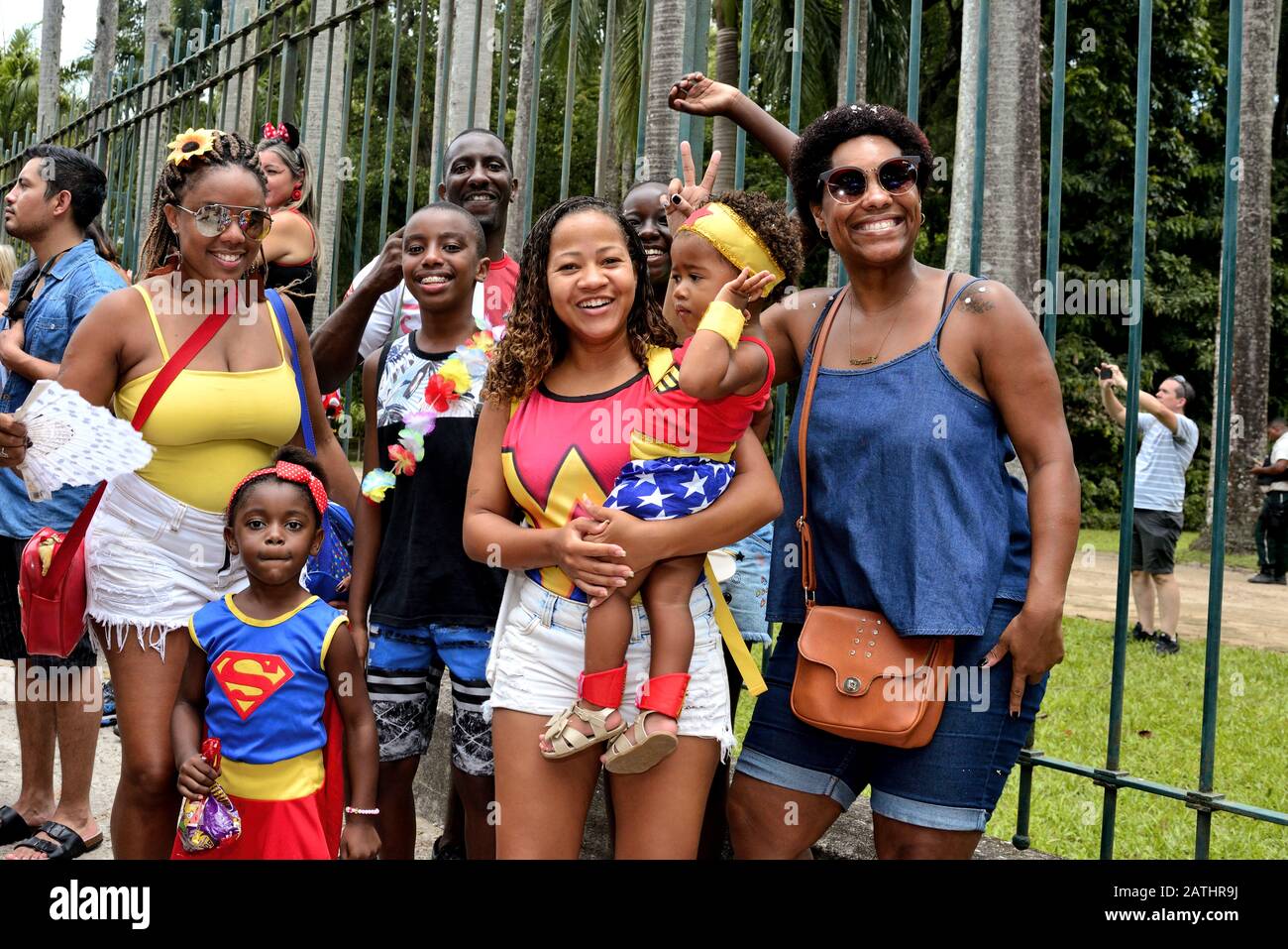 Street Carnival, Südamerika, Brasilien - 17. Februar 2019: Eine brasilianische Familie, die während einer Karnevalsparty in Rio de Janeiro so viel Spaß hat. Stockfoto